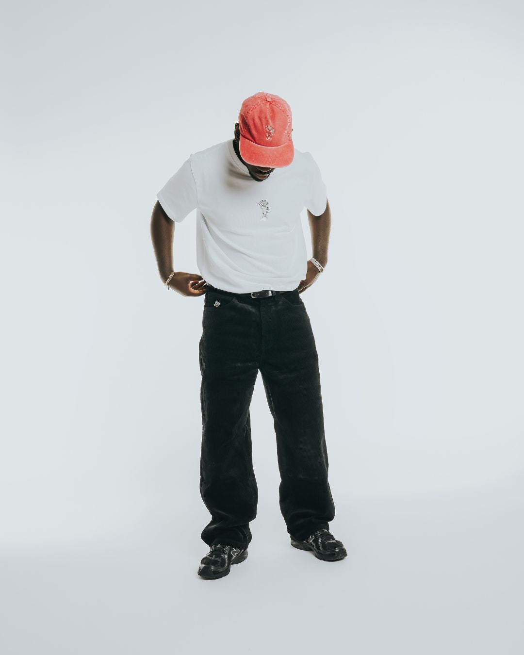 Artist Edition
100% cotton corduroy material
Baggy fit with a slightly tapered leg
Embroidery design on the front pocket
Bebucho design on the back pocket
Classic five-pocket construction
Belt loops with button closure and zip fly
Reinforced stitching for durability