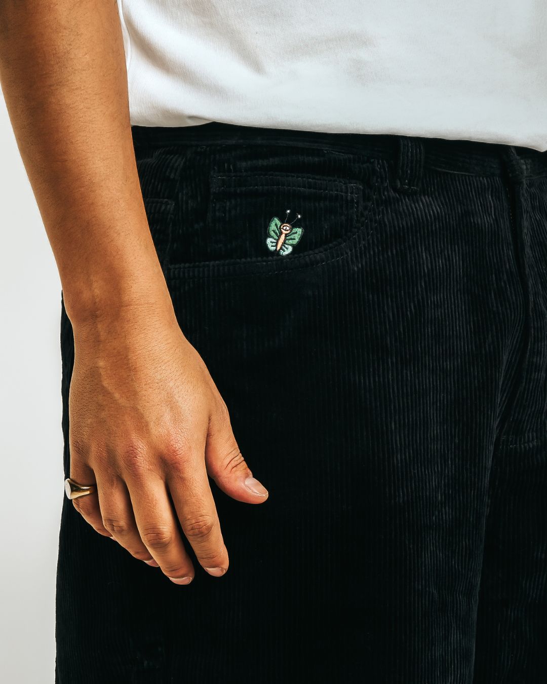 Artist Edition
100% cotton corduroy material
Baggy fit with a slightly tapered leg
Embroidery design on the front pocket
Bebucho design on the back pocket
Classic five-pocket construction
Belt loops with button closure and zip fly
Reinforced stitching for durability
