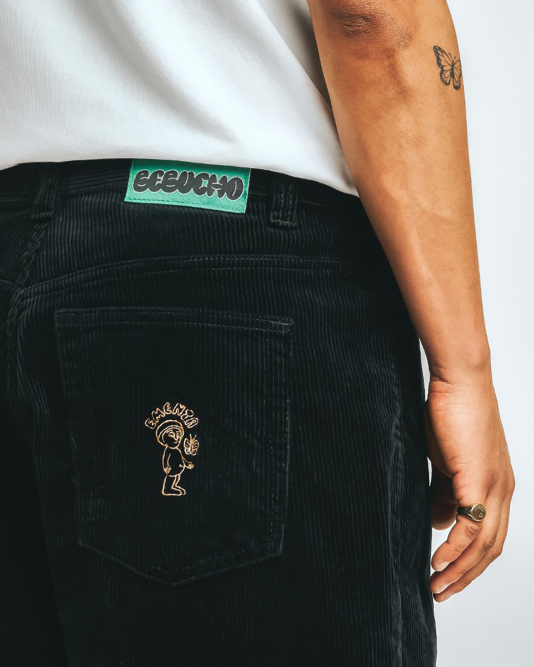 Artist Edition
100% cotton corduroy material
Baggy fit with a slightly tapered leg
Embroidery design on the front pocket
Bebucho design on the back pocket
Classic five-pocket construction
Belt loops with button closure and zip fly
Reinforced stitching for durability
