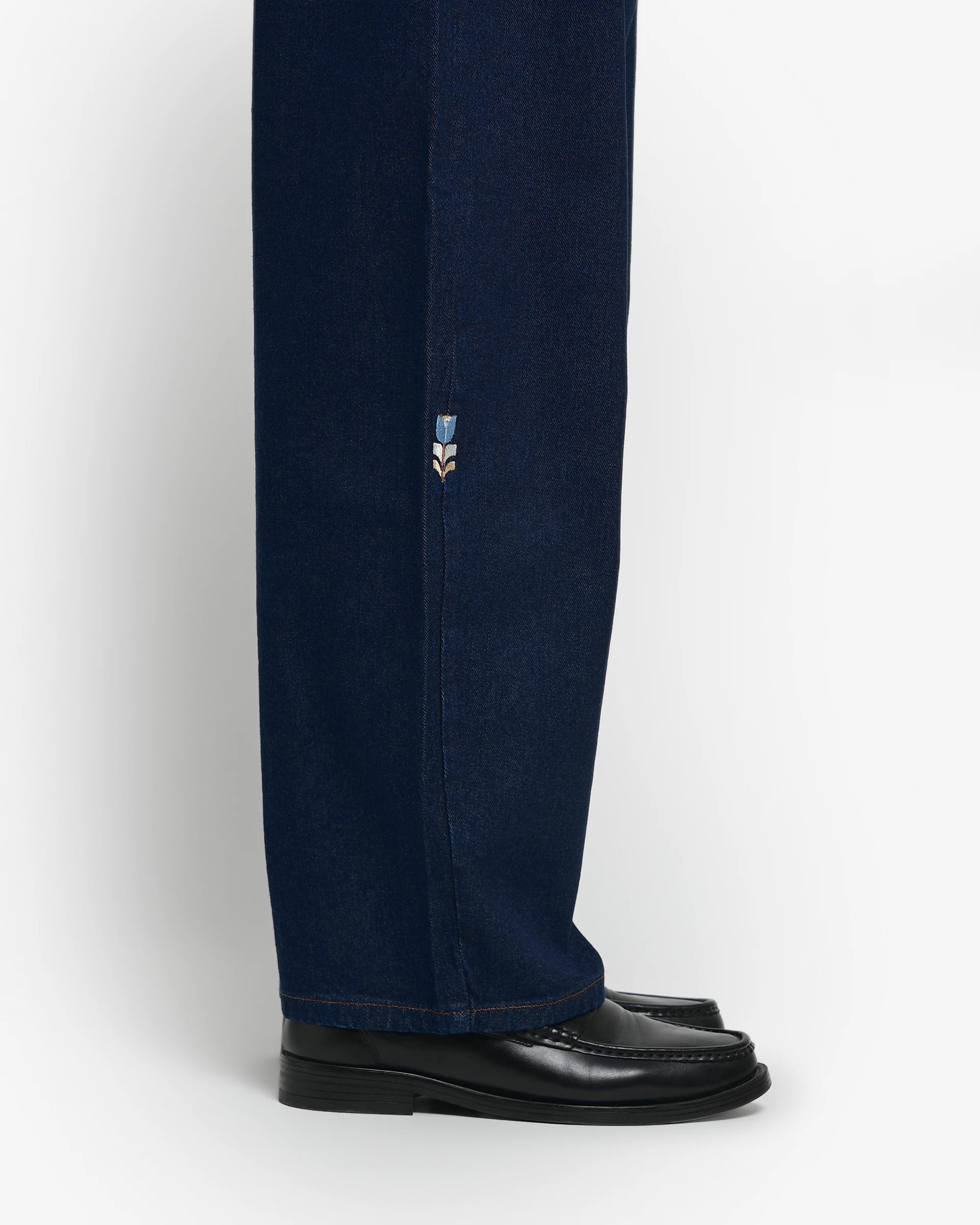 Denim jeans from the Flourish collection, designed for a comfortable, flattering fit while remaining versatile enough to suit anyone.
Raw cotton denim with a structured feel.
Loofa is our baggy fit for women, featuring a loose, wide cut with extra space through the hips and legs for a casual, oversized style that anyone can wear.
Five-pocket construction with contrast stitching, metal rivets and embroidered Tulipa details.
Raw blue denim finished with contrast stitching and matching embroidery.
Made in Port