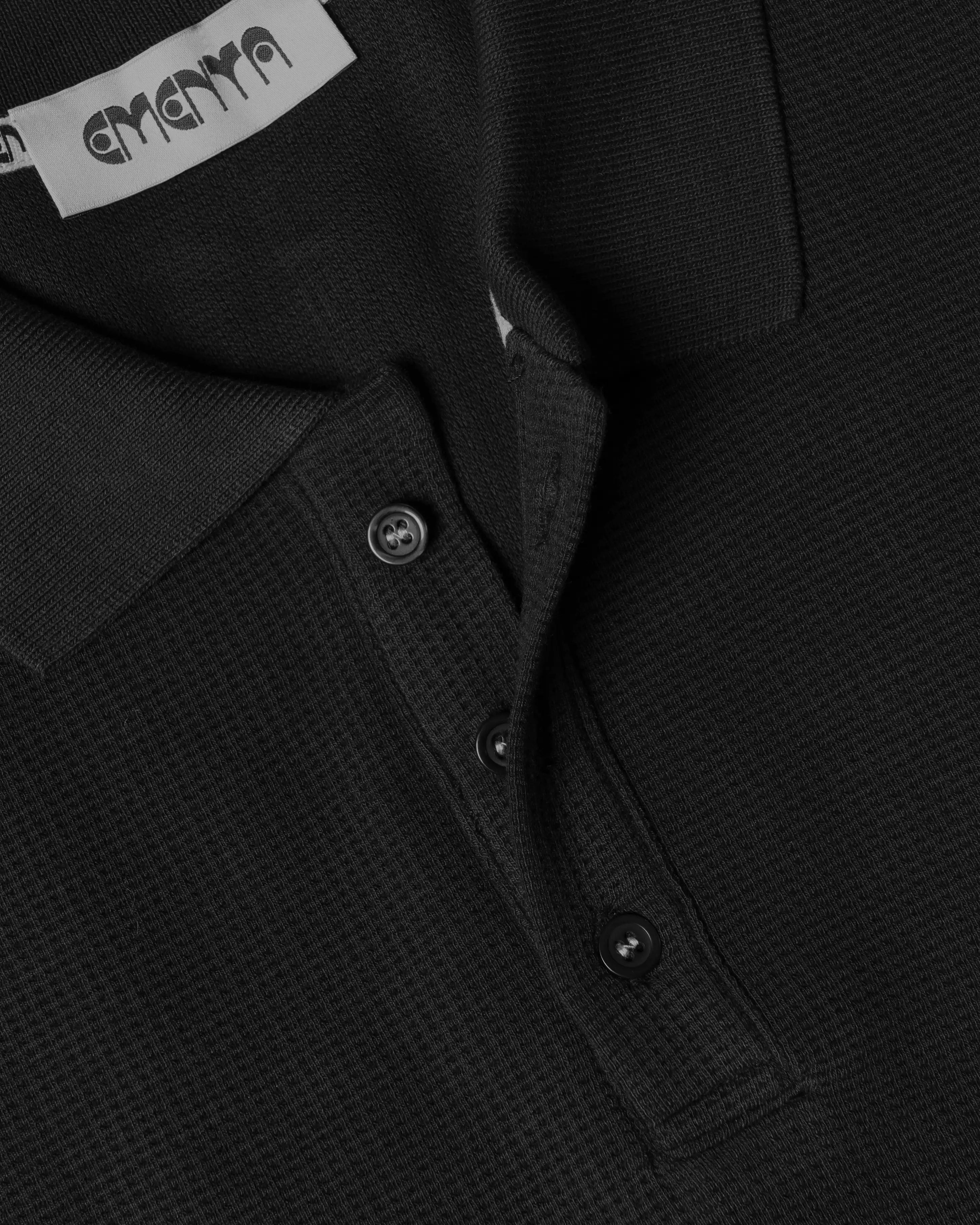 Ementa Polo Shirt
Waffle knit texture for enhanced breathability and structure
Ikon logo patch on the chest
Button-up front with four tonal buttons
Ribbed collar and sleeves
100% cotton
Regular fit
Unisex
Made in Portugal