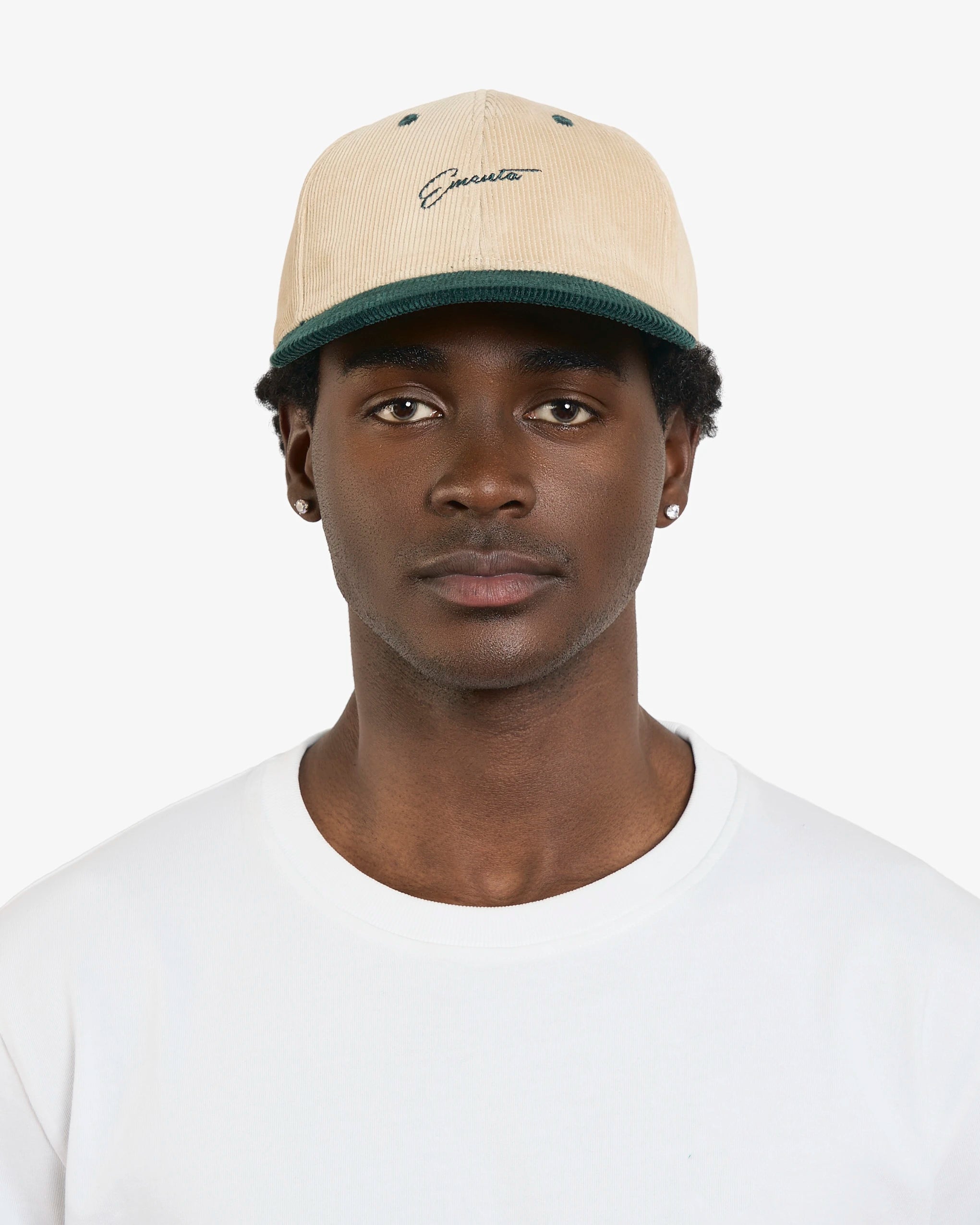 Six-panel baseball cap designed for daily wear
Cotton corduroy fabric with a soft texture and structured feel
Classic curved brim with embroidered graphic on the front
Off-white base with green details creating contrast
Adjustable back strap for a flexible fit
