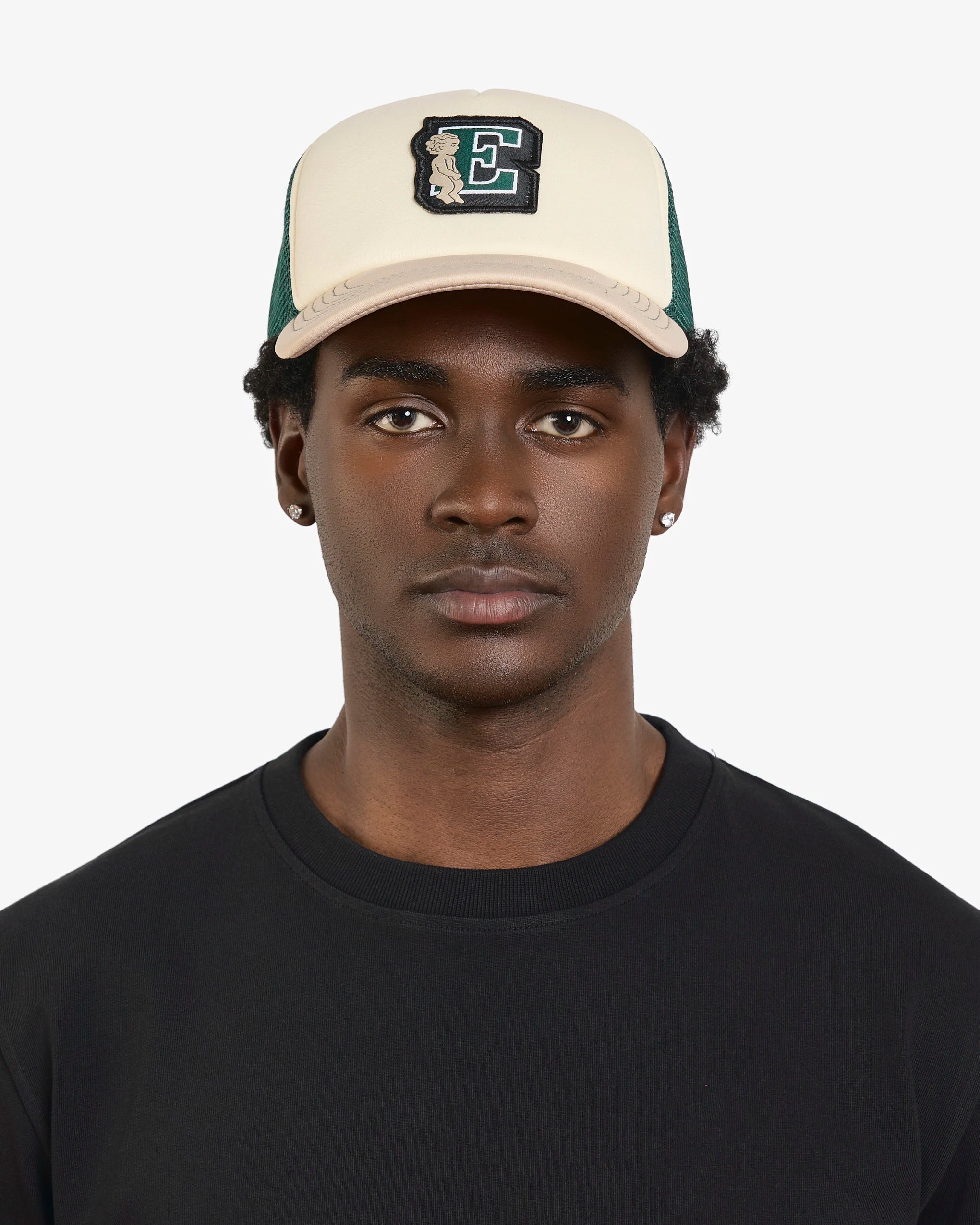 Classic breathable trucker cap with visible white stitching
Ementa patch for a distinctive touch
Adjustable strap with metal buckle for a secure, customized fit
Made in Portugal
