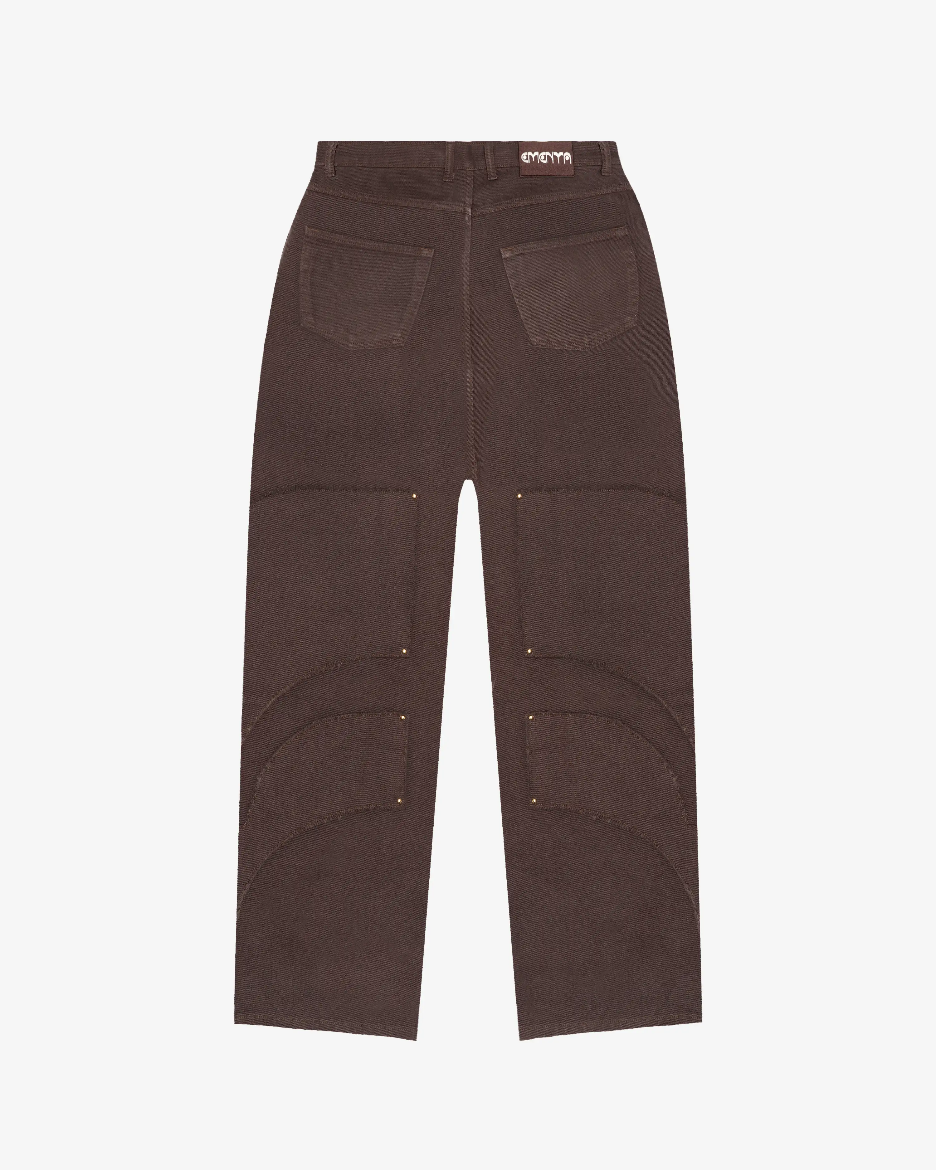 Baggy-fit twill pants designed for everyday wear, featuring artwork from the Flourish collection.
Made from 100% cotton twill with a durable, structured feel.
Bonga fit with a loose silhouette from waist to ankle, designed for comfort and a bold, laid-back look.
Features layered curved panel construction with exposed raw-edge seams, metal rivet detailing, classic five-pocket construction, and branded metal hardware.
Brown finish with tonal stitching and an embroidered logo on the back waistband.
Made in Por