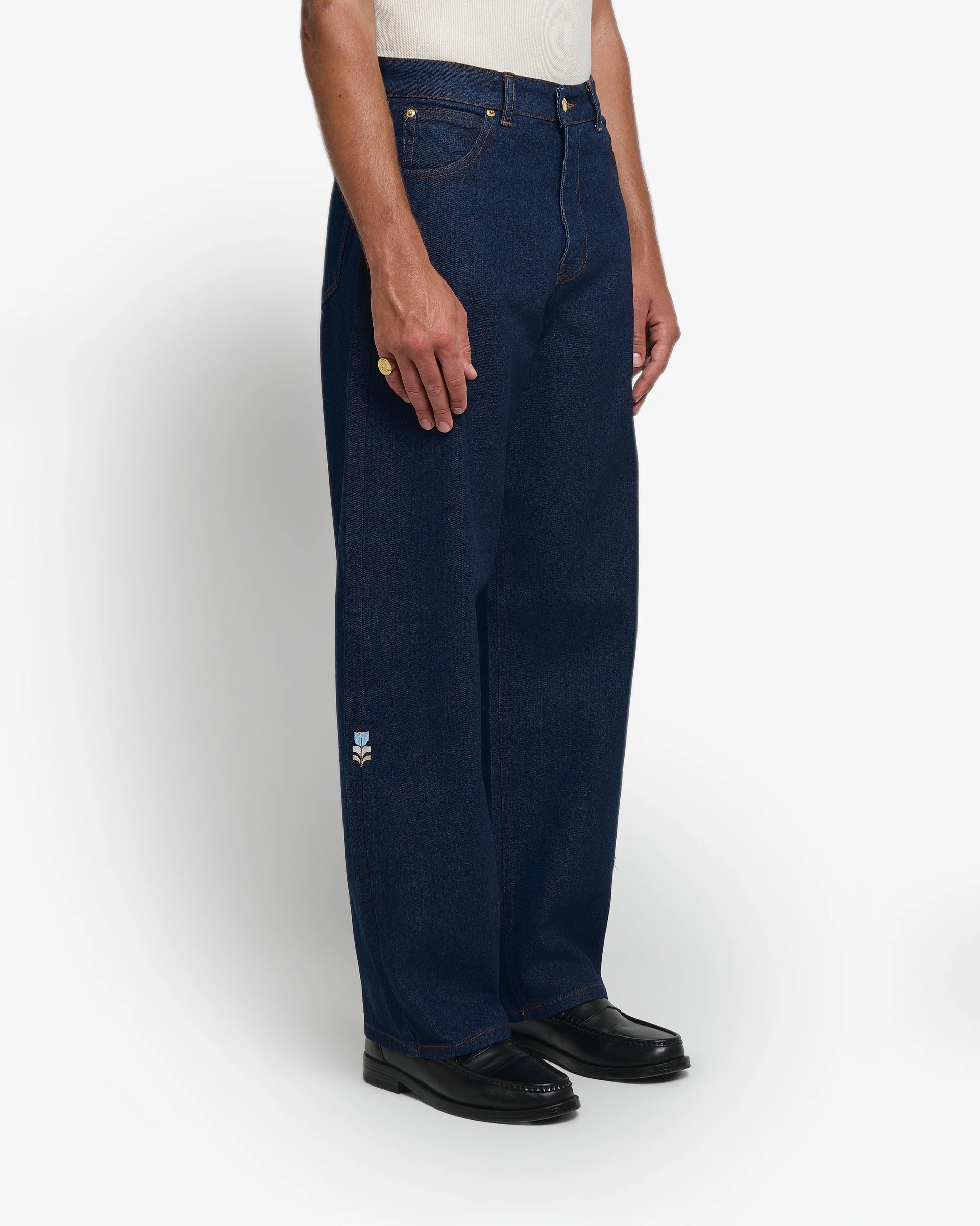 Denim jeans from the Flourish collection, designed for a comfortable, flattering fit while remaining versatile enough to suit anyone.
Raw cotton denim with a structured feel.
Loofa is our baggy fit for women, featuring a loose, wide cut with extra space through the hips and legs for a casual, oversized style that anyone can wear.
Five-pocket construction with contrast stitching, metal rivets and embroidered Tulipa details.
Raw blue denim finished with contrast stitching and matching embroidery.
Made in Port