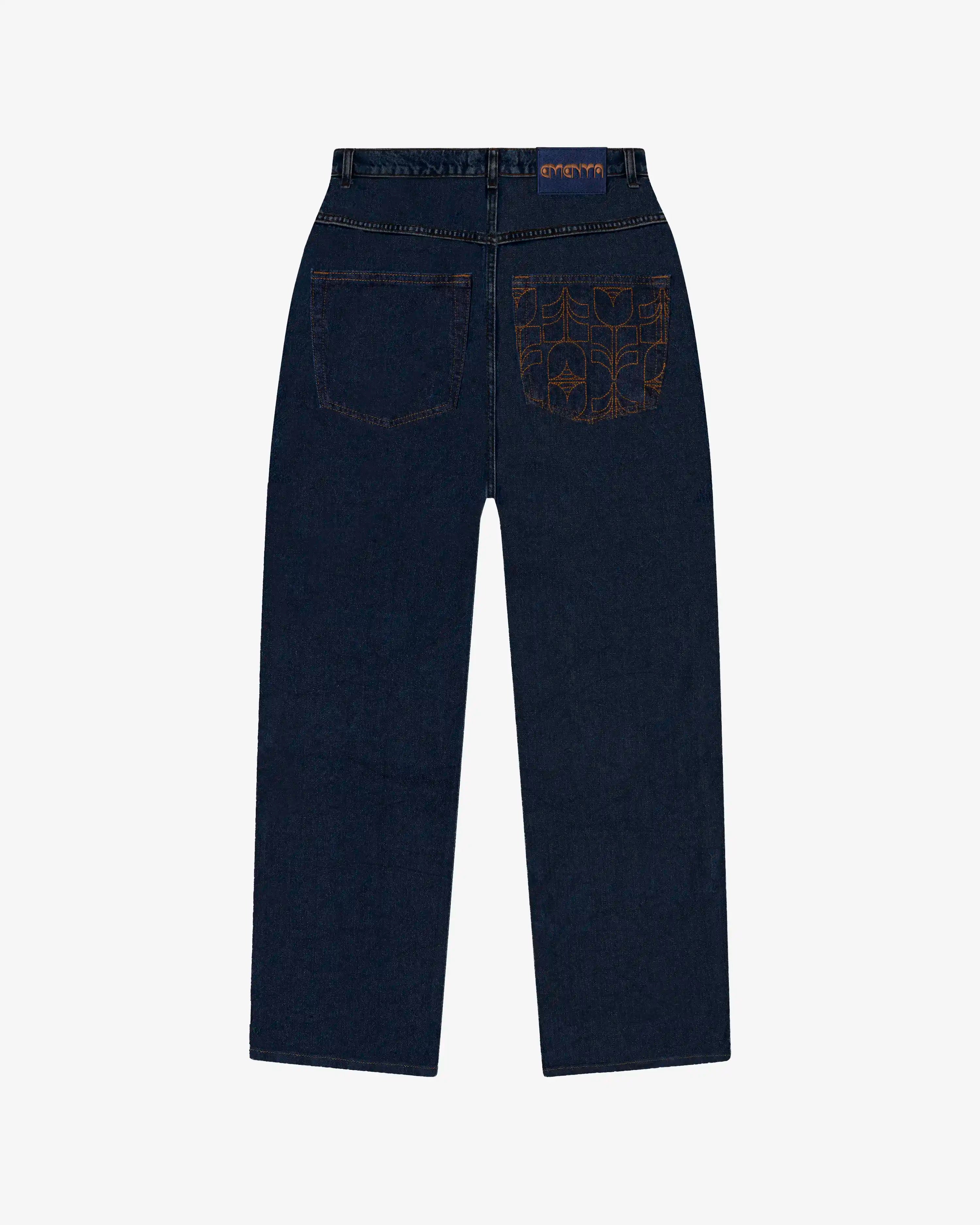 Baggy-fit twill pants designed for everyday wear, featuring artwork from the Flourish collection.
Made from 100% cotton twill with a durable, structured feel.
Bonga fit with a loose silhouette from waist to ankle, designed for comfort and a bold, laid-back look.
Features layered curved panel construction with exposed raw-edge seams, metal rivet detailing, classic five-pocket construction, and branded metal hardware.
Brown finish with tonal stitching and an embroidered logo on the back waistband.
Made in Por