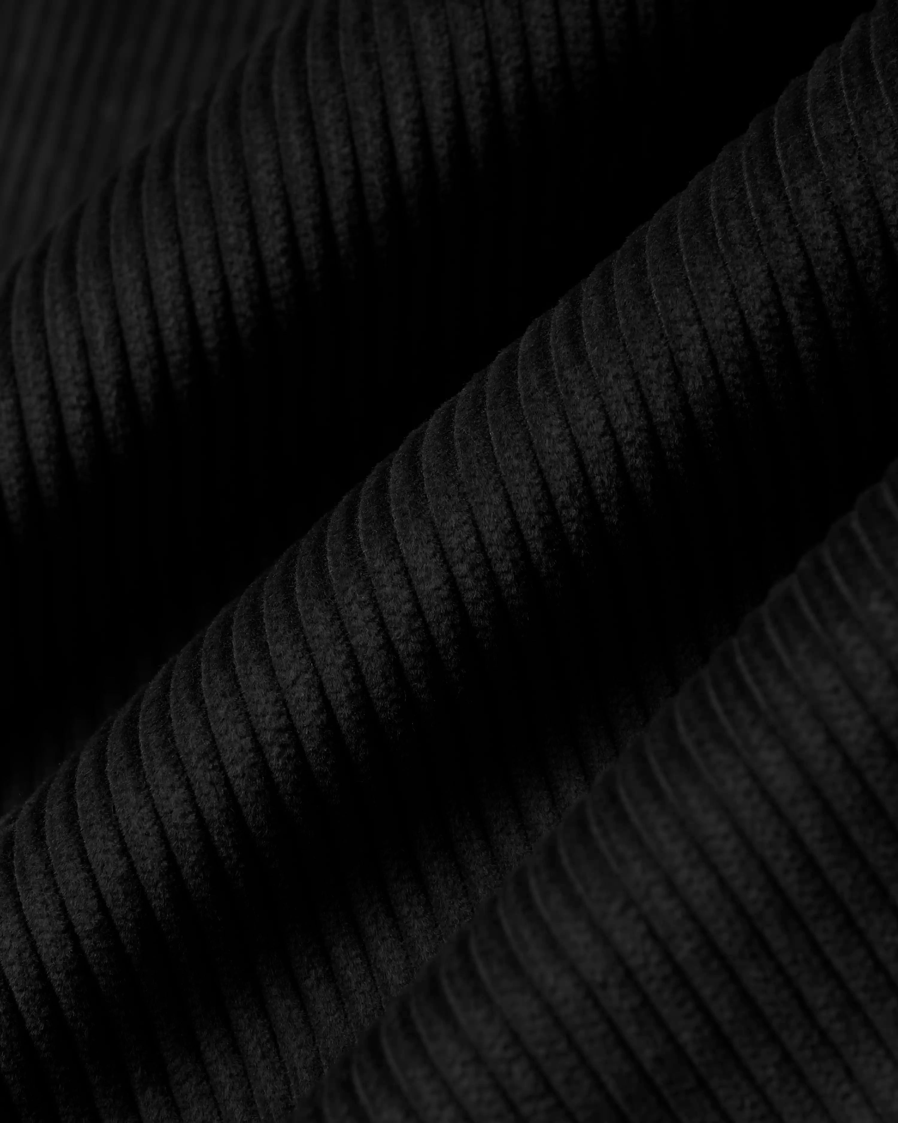 Relaxed fit for a comfortable, easygoing feel
100% cotton corduroy fabric
Comfortable elasticated waist for a tailored fit
Small embroidery logo on the back pocket
Made in Portugal