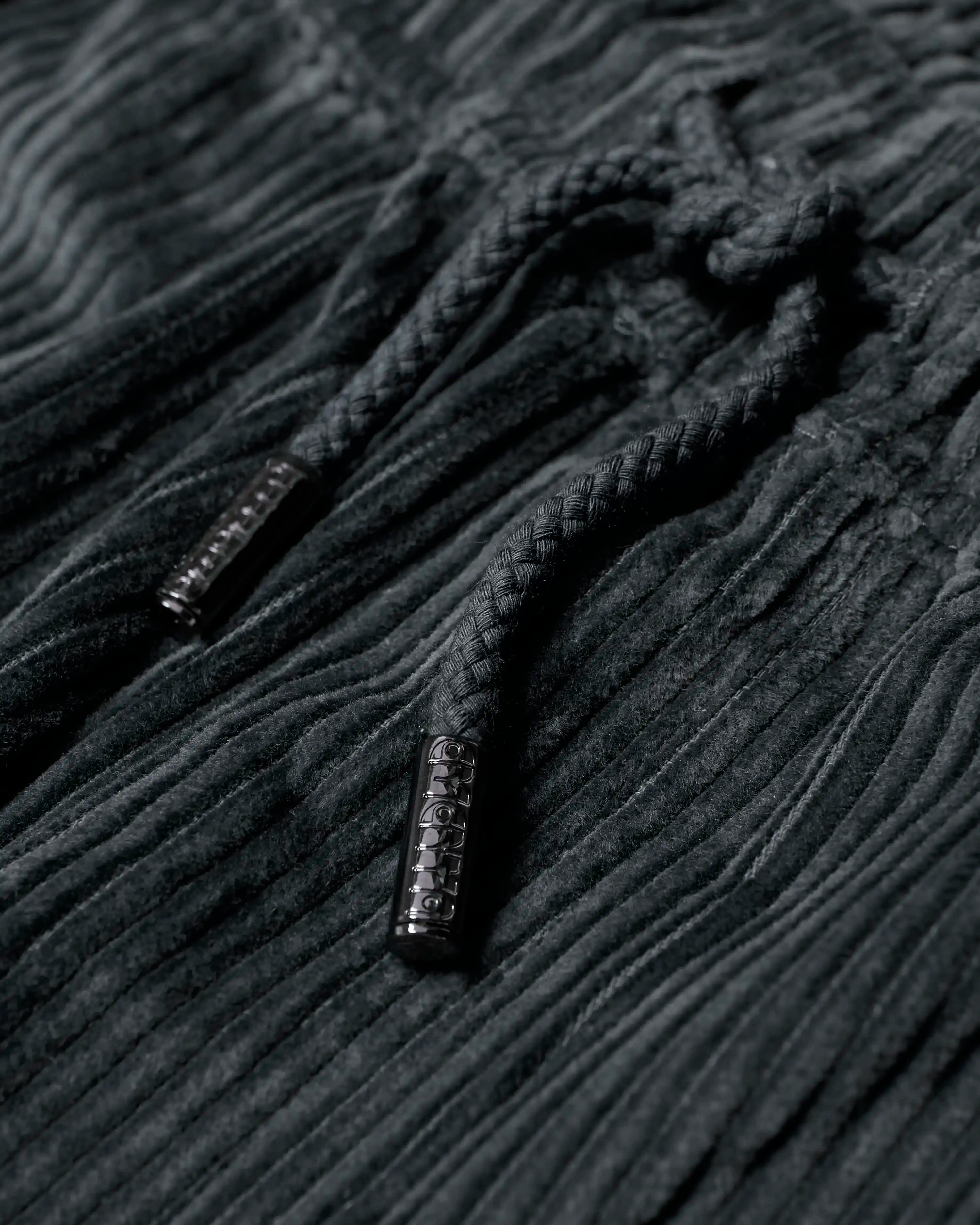 100% Cotton for softness and durability
Relaxed fit for maximum comfort
Comfortable elasticated waist for a flexible fit
Small embroidery logo on the back pocket for a subtle style element
Made in Portugal