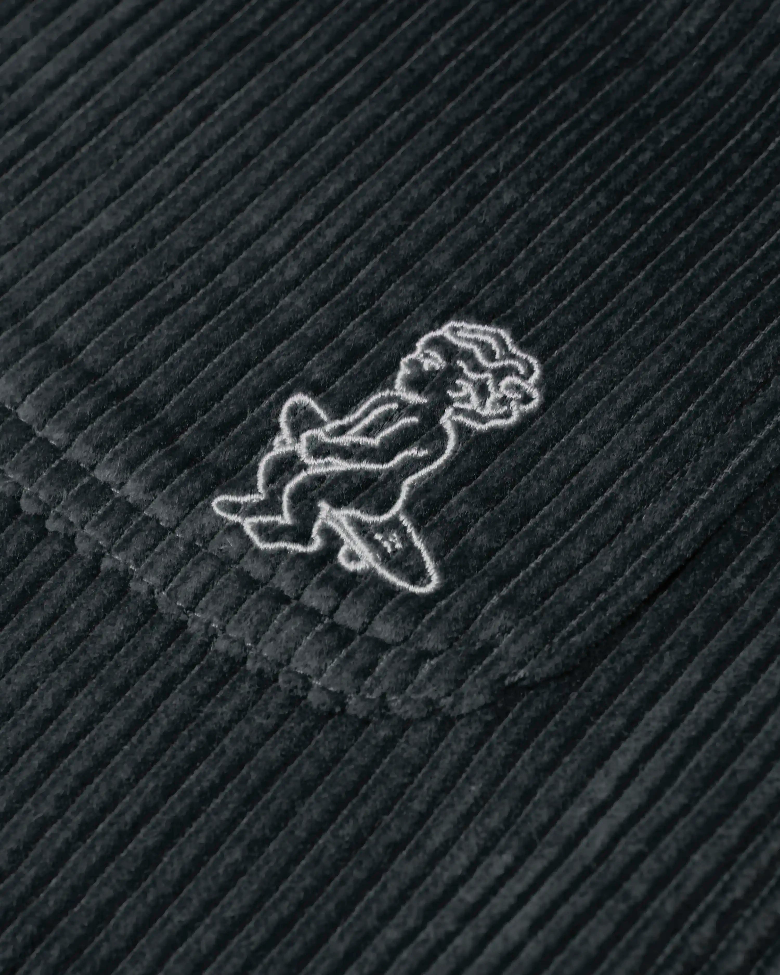 100% Cotton for softness and durability
Relaxed fit for maximum comfort
Comfortable elasticated waist for a flexible fit
Small embroidery logo on the back pocket for a subtle style element
Made in Portugal