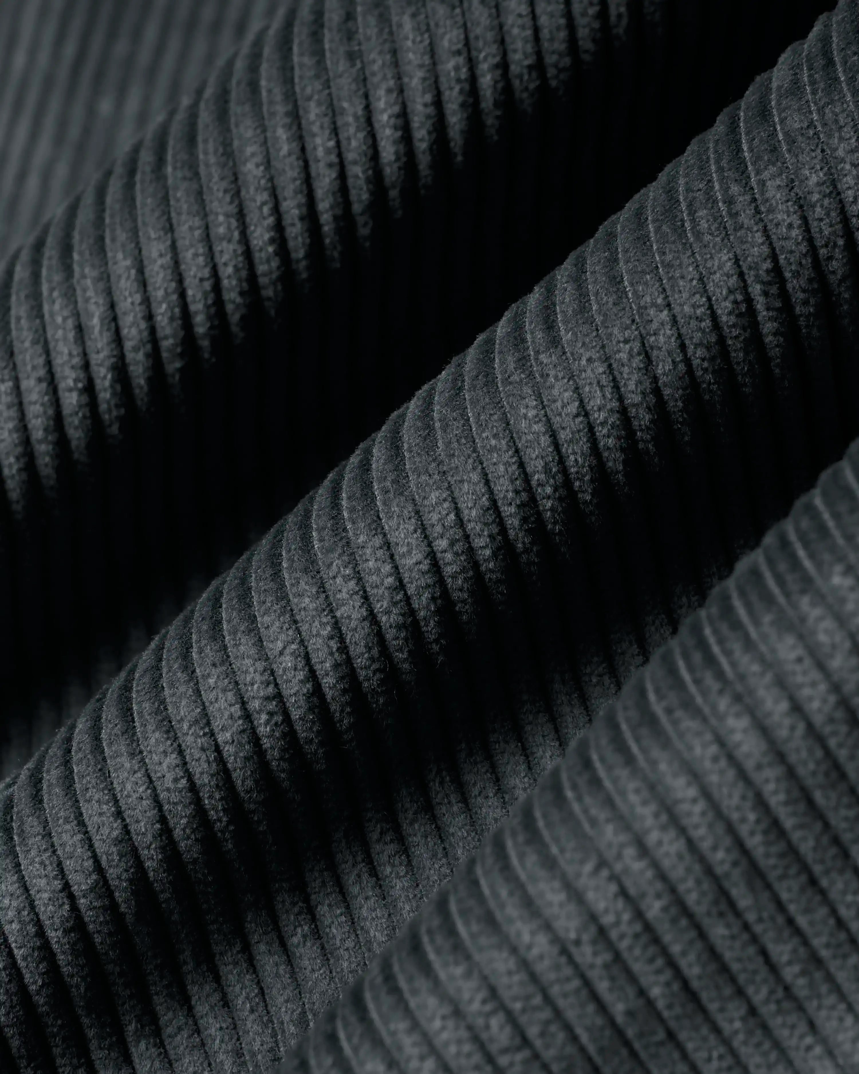 100% Cotton for softness and durability
Relaxed fit for maximum comfort
Comfortable elasticated waist for a flexible fit
Small embroidery logo on the back pocket for a subtle style element
Made in Portugal