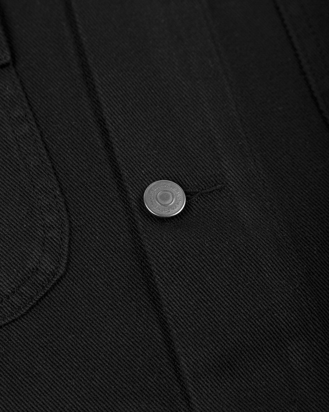 The Kit Ikon Twill Jacket in burgundy features a versatile and timeless design, made for durability and comfort.
Featuring a classic button-down front, a structured collar, wrist cuffs, chest pockets for functionality, and an embroidered design for added flair, this jacket is perfect for casual outings or workwear.