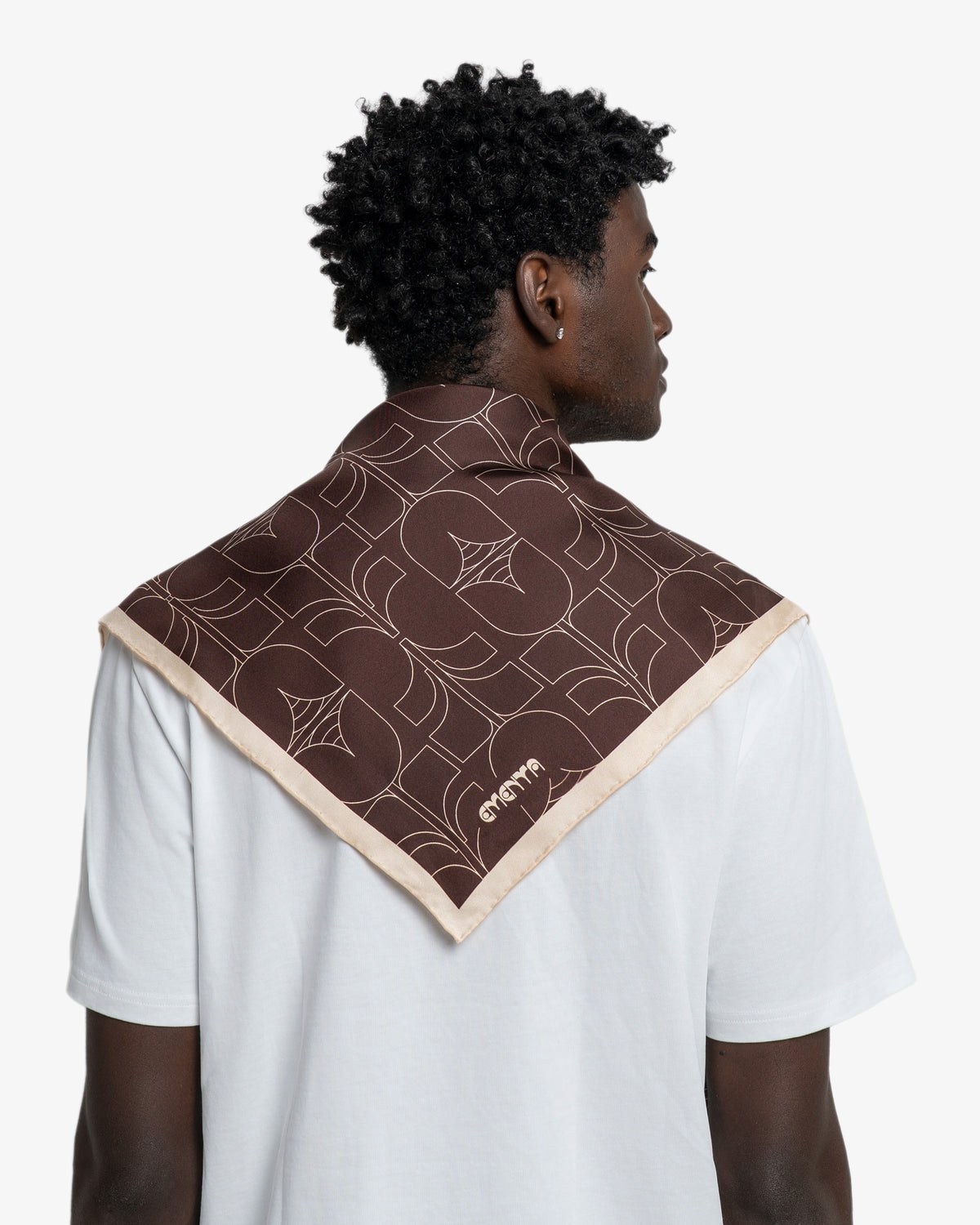 Silk scarf from the Flourish collection, featuring the Tulipa pattern.
Lightweight silk with a smooth finish and soft hand feel.
Square shape suitable for wearing around the neck, head, waist or as a bag accessory.
Printed with the all-over Flourish pattern and finished with the Ementa logo in one corner.
Chocolate base with off-white graphic artwork.
90cmx90cm
