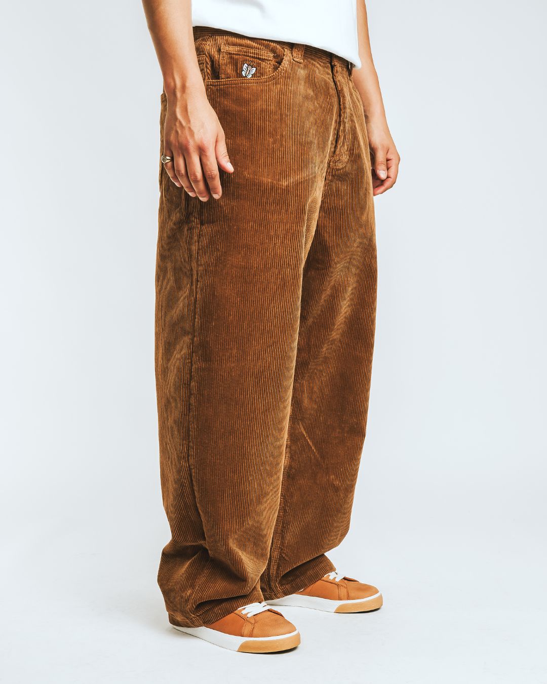 Artist Edition
100% cotton corduroy material
Baggy fit with a slightly tapered leg
Embroidery design on the front pocket
Bebucho design on the back pocket
Classic five-pocket construction
Belt loops with button closure and zip fly
Reinforced stitching for durability