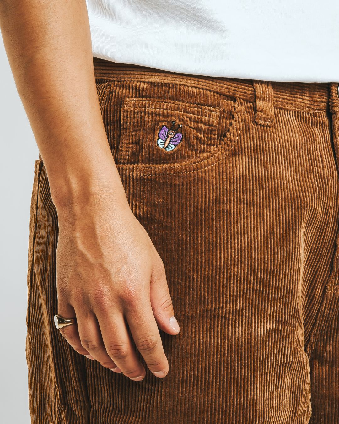 Artist Edition
100% cotton corduroy material
Baggy fit with a slightly tapered leg
Embroidery design on the front pocket
Bebucho design on the back pocket
Classic five-pocket construction
Belt loops with button closure and zip fly
Reinforced stitching for durability