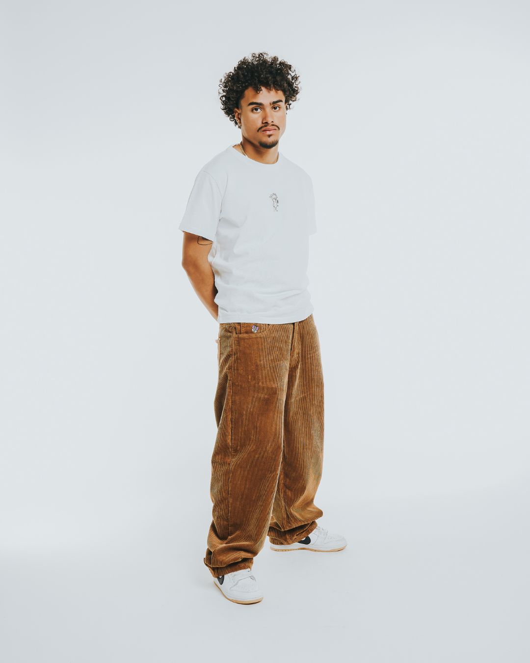 Artist Edition
100% cotton corduroy material
Baggy fit with a slightly tapered leg
Embroidery design on the front pocket
Bebucho design on the back pocket
Classic five-pocket construction
Belt loops with button closure and zip fly
Reinforced stitching for durability