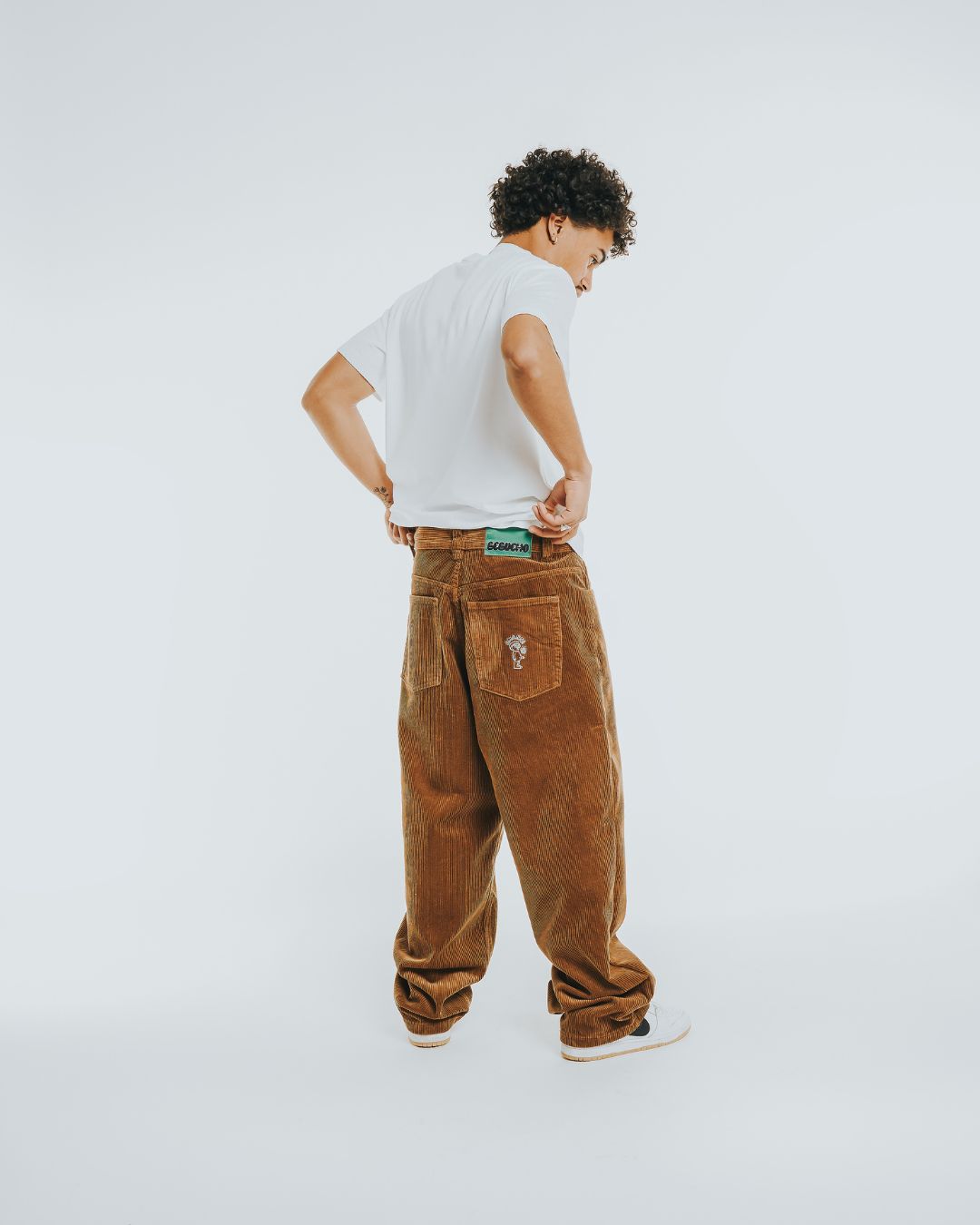 Artist Edition
100% cotton corduroy material
Baggy fit with a slightly tapered leg
Embroidery design on the front pocket
Bebucho design on the back pocket
Classic five-pocket construction
Belt loops with button closure and zip fly
Reinforced stitching for durability