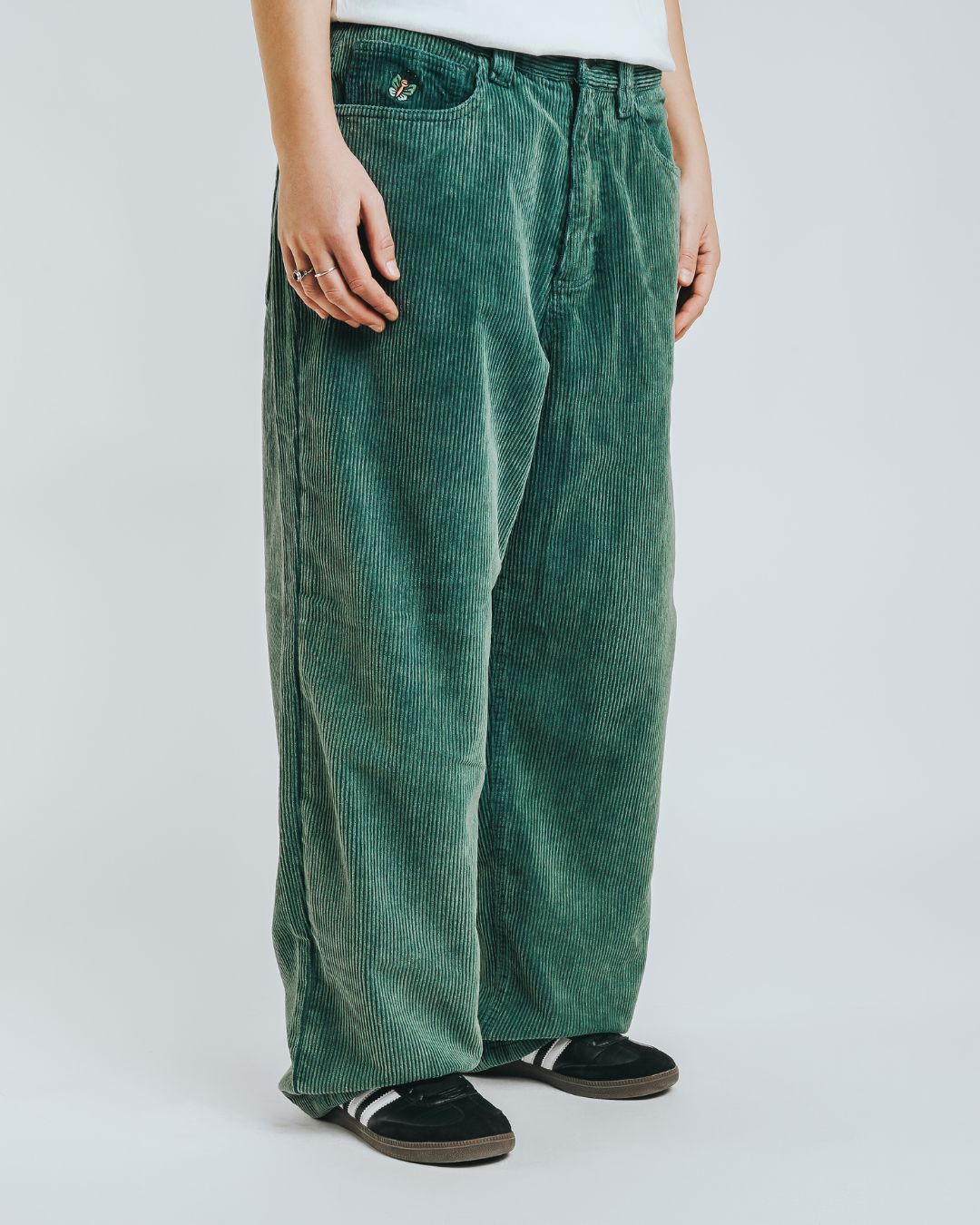 Artist Edition
100% cotton corduroy material
Baggy fit with a slightly tapered leg
Embroidery design on the front pocket
Bebucho design on the back pocket
Classic five-pocket construction
Belt loops with button closure and zip fly
Reinforced stitching for durability