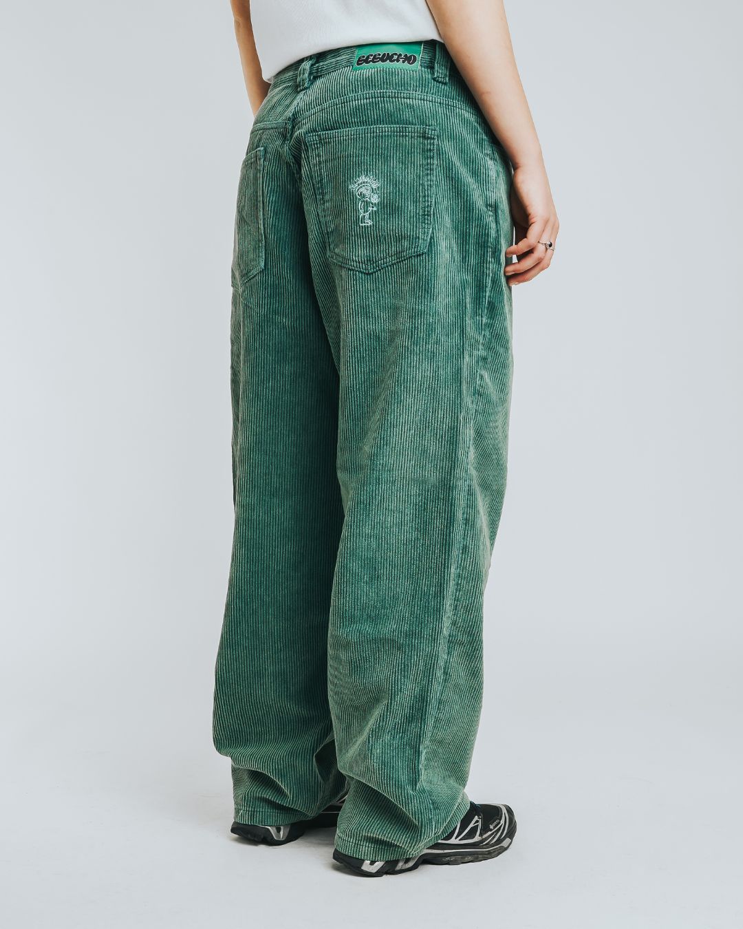 Artist Edition
100% cotton corduroy material
Baggy fit with a slightly tapered leg
Embroidery design on the front pocket
Bebucho design on the back pocket
Classic five-pocket construction
Belt loops with button closure and zip fly
Reinforced stitching for durability