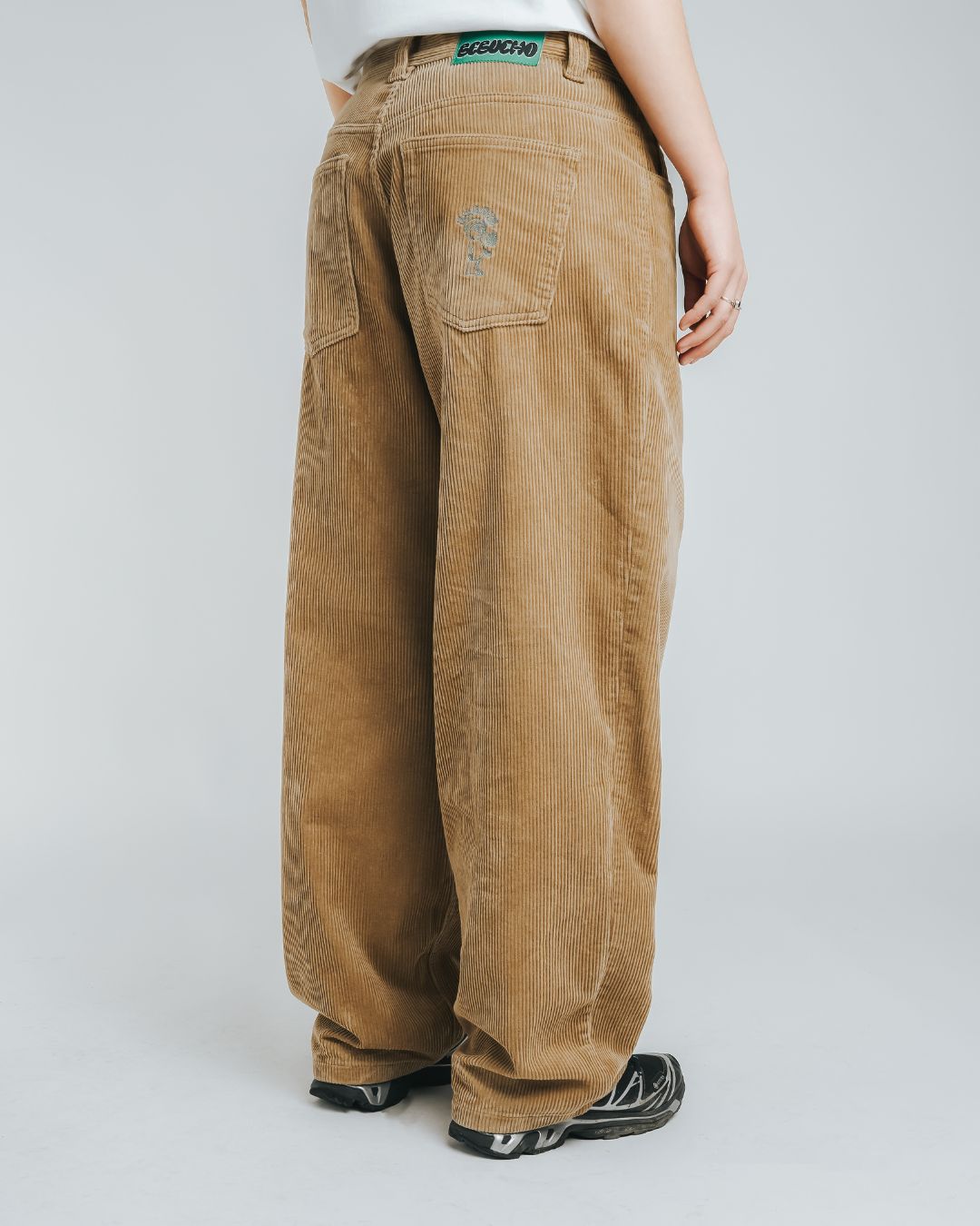 Artist Edition
100% cotton corduroy material
Baggy fit with a slightly tapered leg
Embroidery design on the front pocket
Bebucho design on the back pocket
Classic five-pocket construction
Belt loops with button closure and zip fly
Reinforced stitching for durability