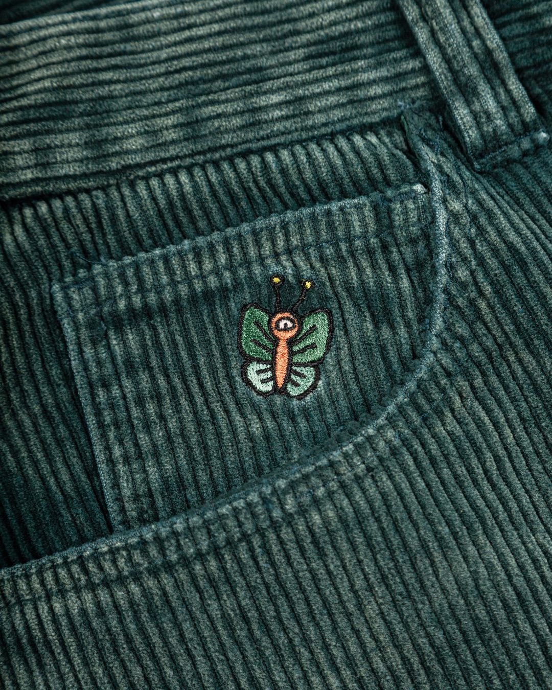 Artist Edition
100% cotton corduroy material
Baggy fit
Embroidery design on the front pocket
Bebucho design embroidered on the back pocket
Deep side pockets for functionality
Double-stitched seams for durability