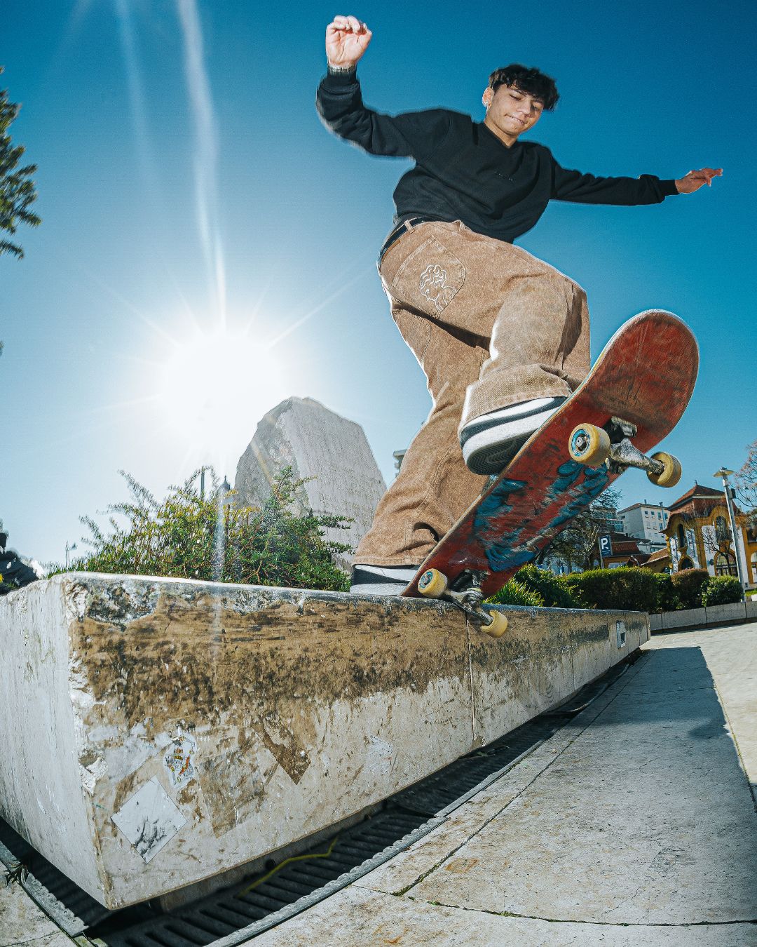 The Big Ikon Twill Relaxed Fit Pants are designed with a baggy, relaxed straight fit and a mid-waist, offering comfort and ease of movement. The pants are crafted from dyed camel rag on twill fabric, providing a unique and stylish color. They feature two front pockets and two back pockets.