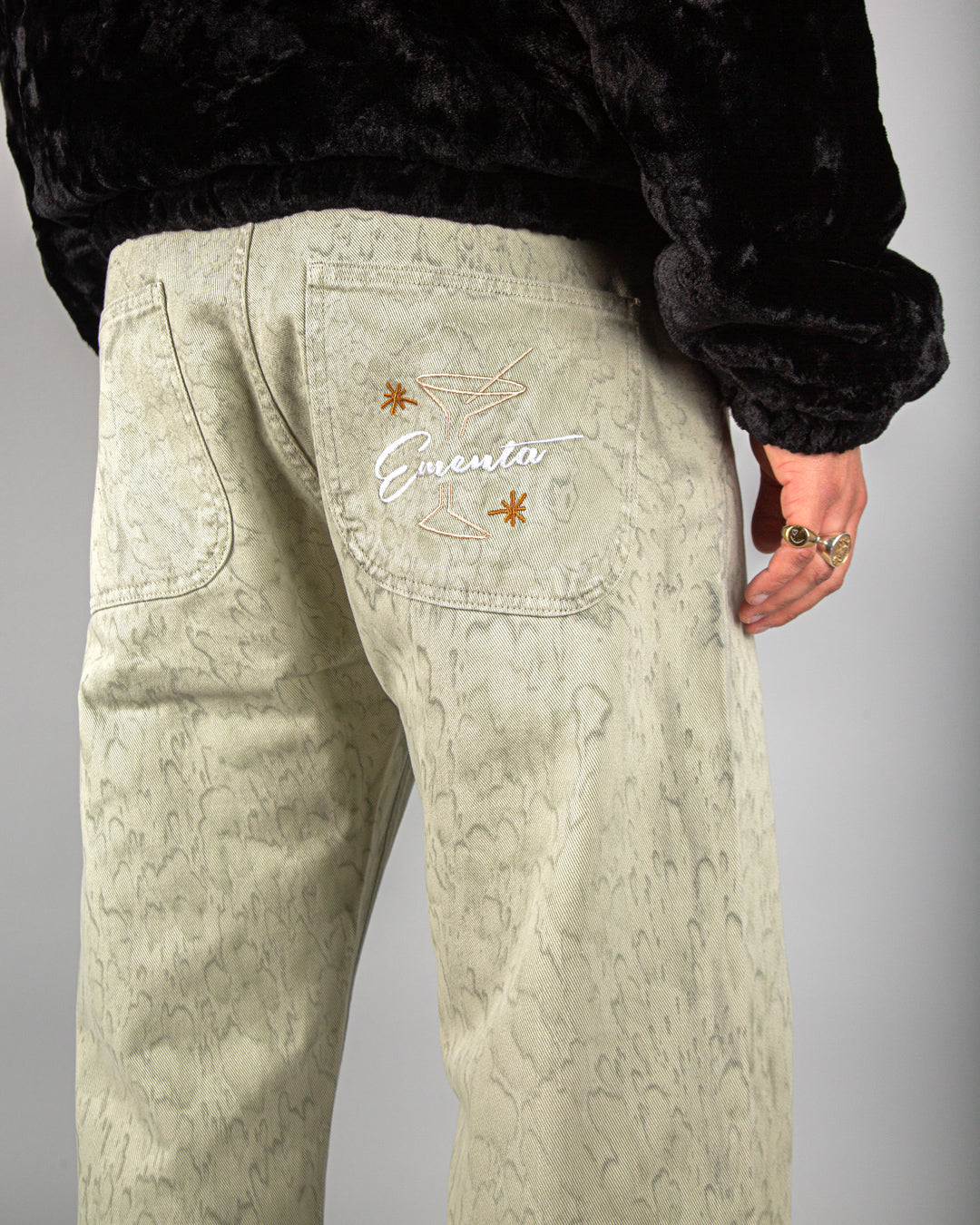 Relaxed-fit twill pants made from dyed green rag twill fabric, designed for comfort and durability with a focus on providing the perfect fit. The pants feature the cocktail design embroidered on the back pocket for added detail. Equipped with two back pockets and two front pockets.