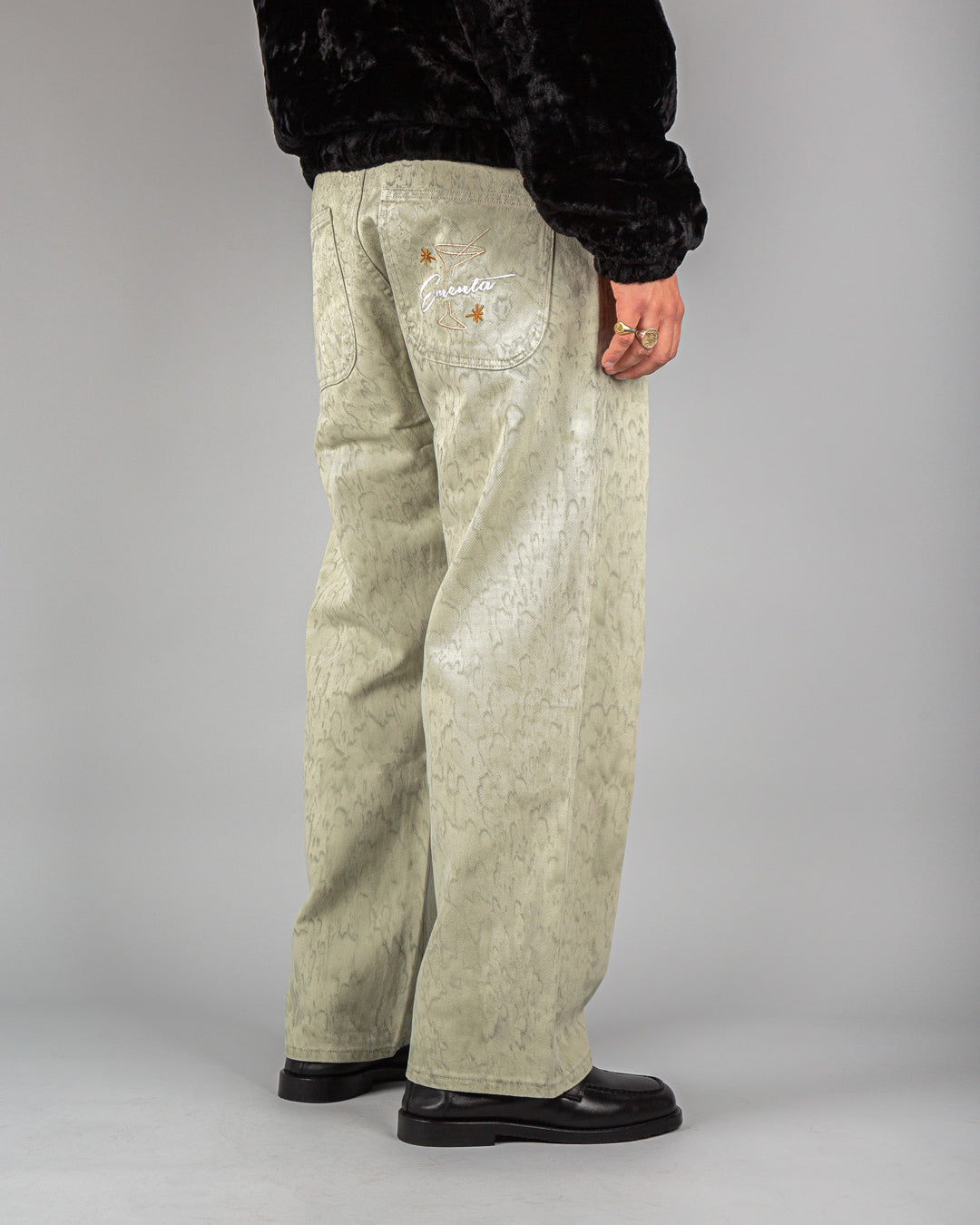 Relaxed-fit twill pants made from dyed green rag twill fabric, designed for comfort and durability with a focus on providing the perfect fit. The pants feature the cocktail design embroidered on the back pocket for added detail. Equipped with two back pockets and two front pockets.