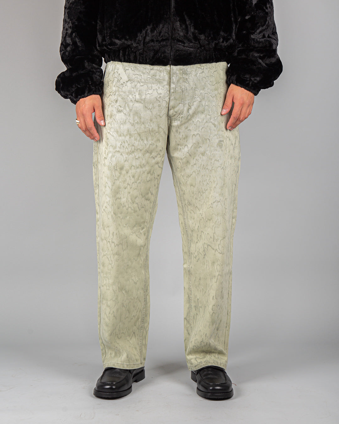 Relaxed-fit twill pants made from dyed green rag twill fabric, designed for comfort and durability with a focus on providing the perfect fit. The pants feature the cocktail design embroidered on the back pocket for added detail. Equipped with two back pockets and two front pockets.