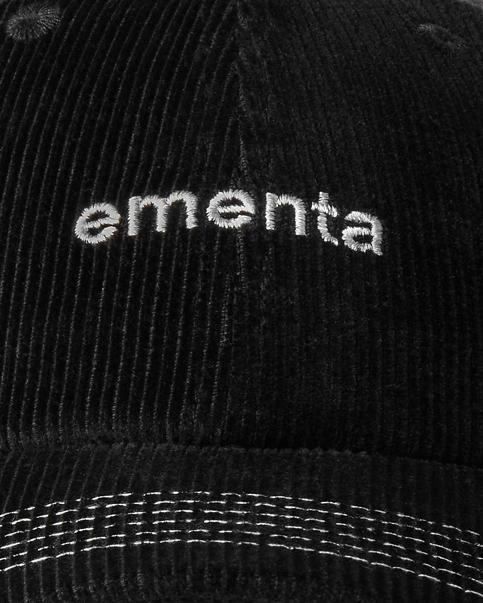 A black corduroy cap with visible white stitching, crafted from 100% cotton for a comfortable fit. Featuring a firm, curved peak and an embroidered Ementa logo, this six-panel cap offers a sleek, structured look. The adjustable strap with a metal buckle ensures a perfect, customizable fit.
Made in Portugal.