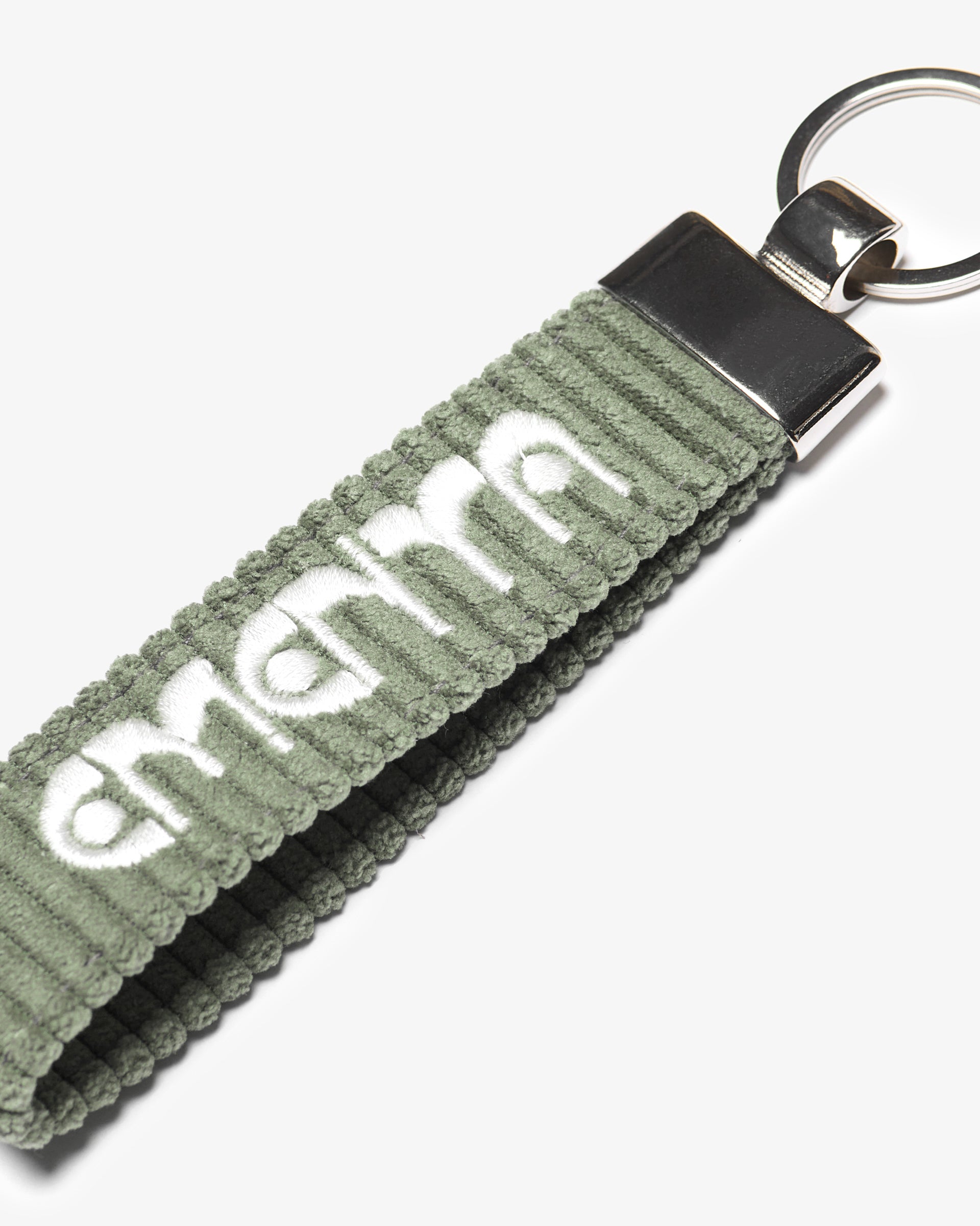 A corduroy keychain with the Ementa Dots logo in a metal finish.
Comes with a sturdy key ring. 
Simple, durable, and easy to carry.
The corduroy band measures 10,5cm in width and 2,5cm in length.