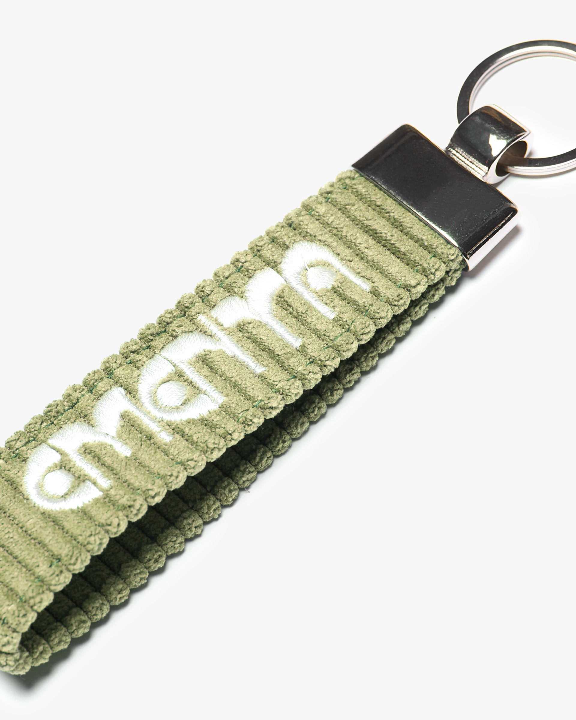 A corduroy keychain with the Ementa Dots logo in a metal finish.
Comes with a sturdy key ring. 
Simple, durable, and easy to carry.
The corduroy band measures 10,5cm in width and 2,5cm in length.