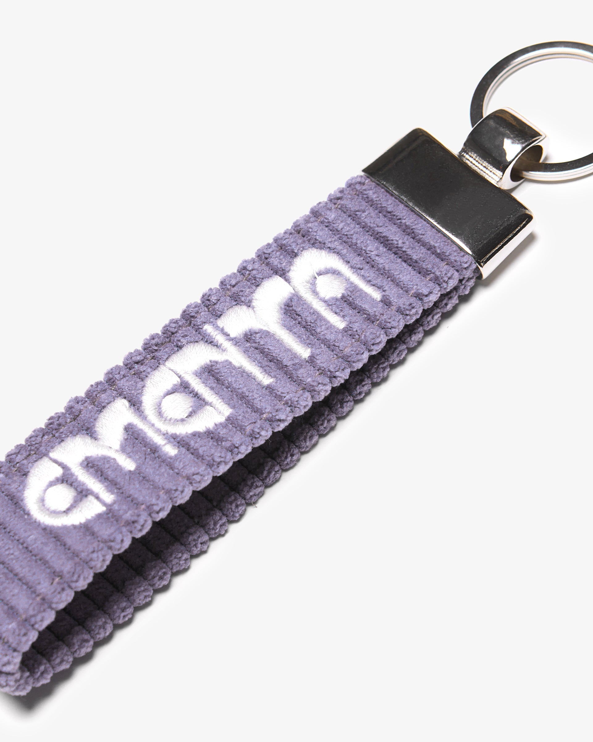 A corduroy keychain with the Ementa Dots logo in a metal finish.
Comes with a sturdy key ring.
Simple, durable, and easy to carry.
The corduroy band measures 10,5cm in width and 2,5cm in length.