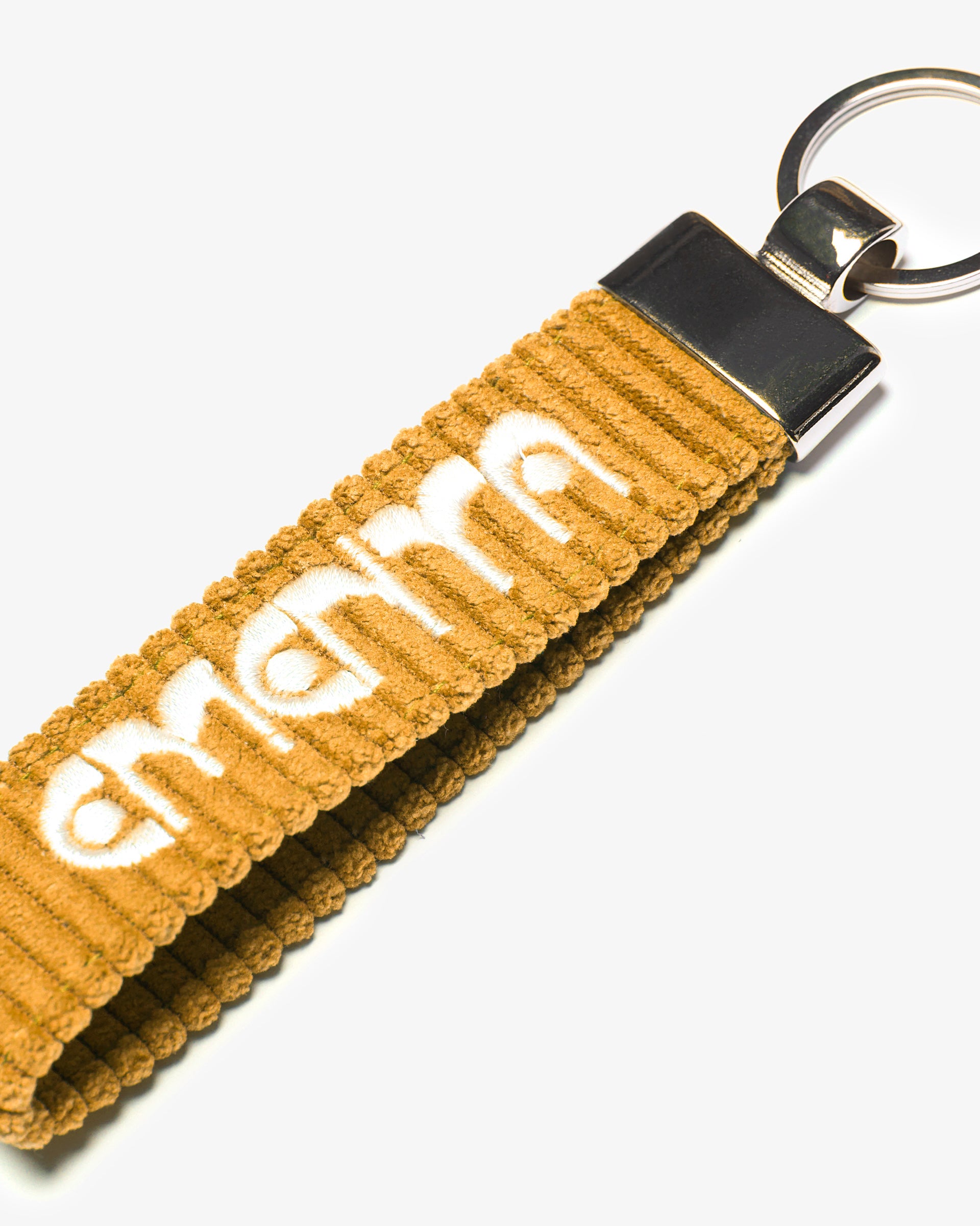 A corduroy keychain with the Ementa Dots logo in a metal finish.
Comes with a sturdy key ring.
Simple, durable, and easy to carry.
The corduroy band measures 10,5cm in width and 2,5cm in length.