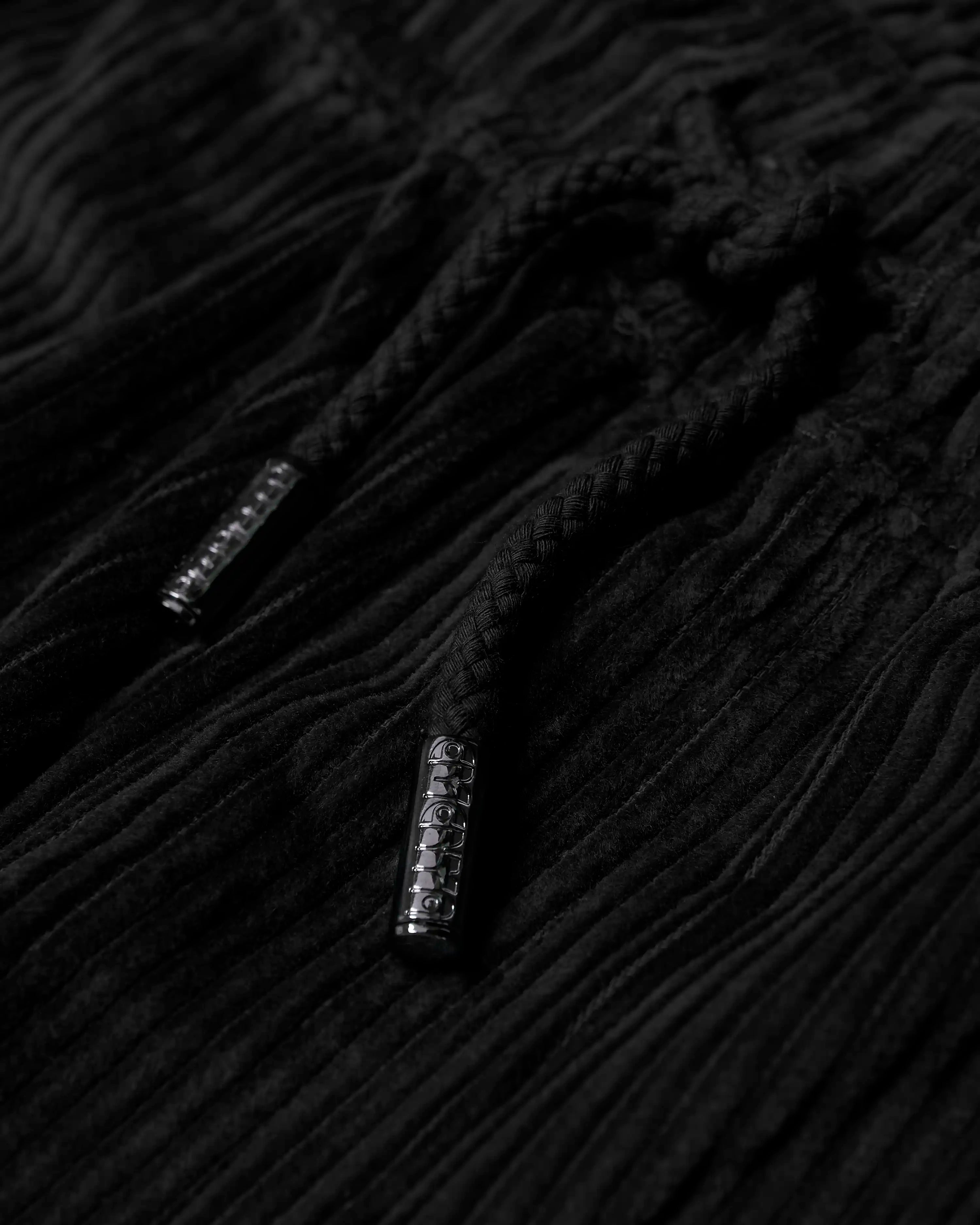 Relaxed fit for a comfortable, easygoing feel
100% cotton corduroy fabric
Comfortable elasticated waist for a tailored fit
Small embroidery logo on the back pocket
Made in Portugal