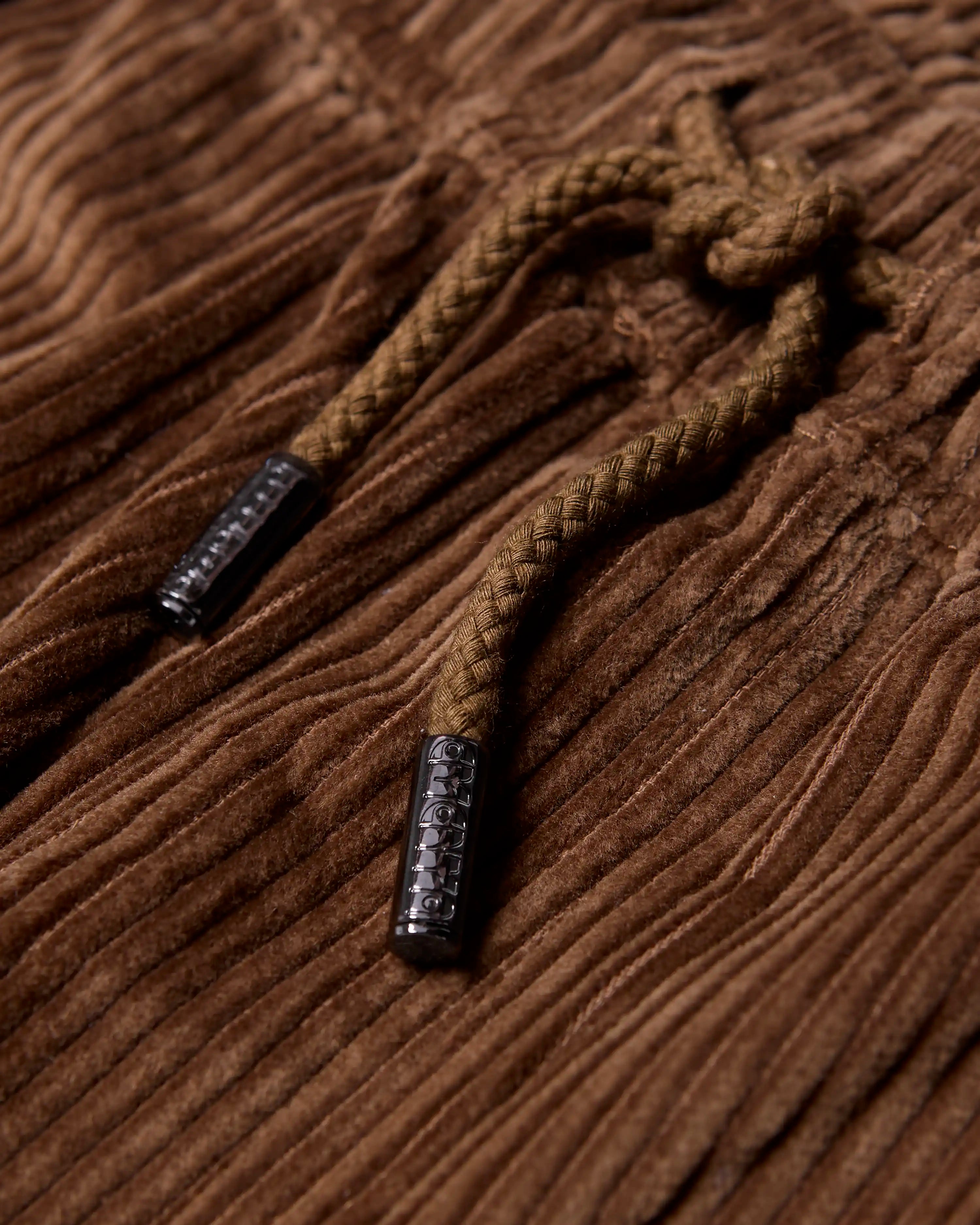 100% Cotton for a soft, durable feel
Relaxed fit for comfort and easy movement
Comfortable elasticated waist for a flexible, secure fit
Small embroidered logo on the back pocket for added detail
Made in Portugal