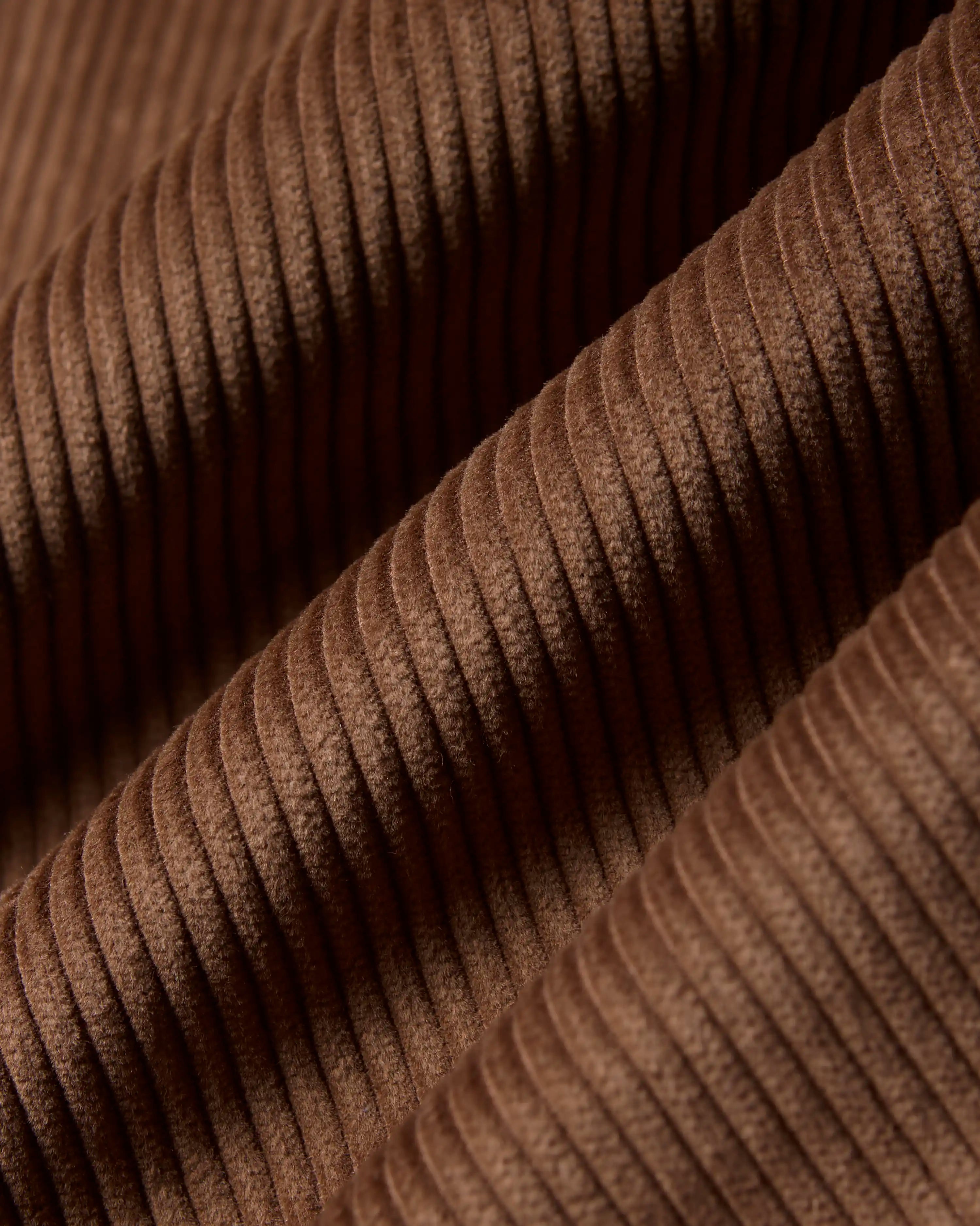 100% Cotton for a soft, durable feel
Relaxed fit for comfort and easy movement
Comfortable elasticated waist for a flexible, secure fit
Small embroidered logo on the back pocket for added detail
Made in Portugal