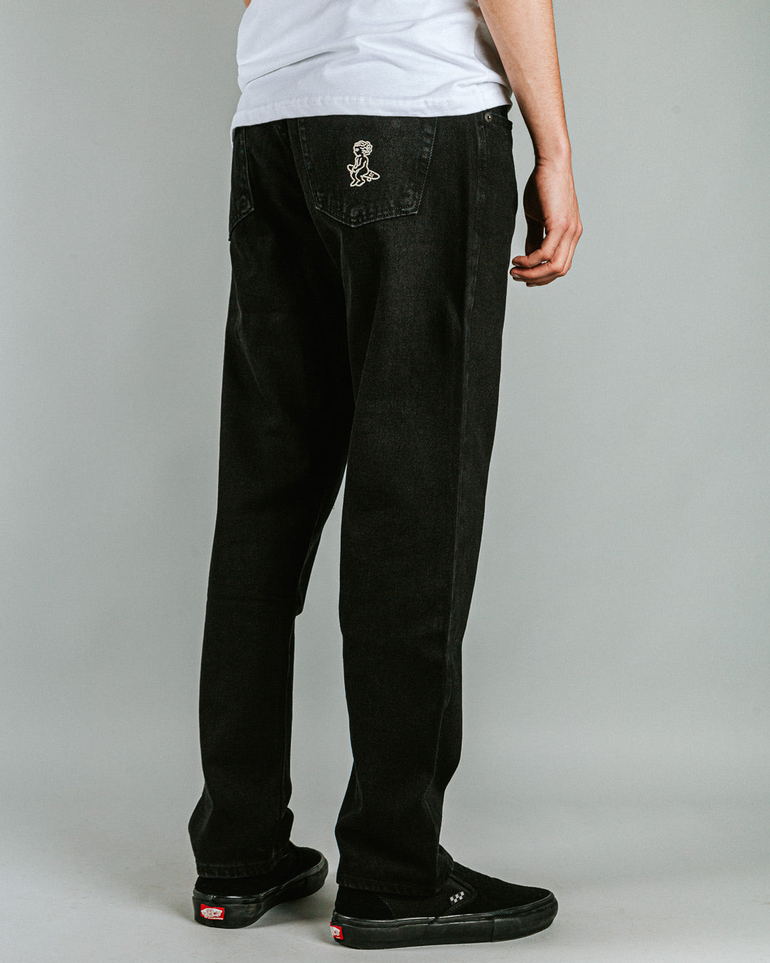 Regular-fit pants made with 100% cotton, in black denim and designed for maximum comfort and easy movement. These pants feature the Ikon logo embroidered on the back pocket.