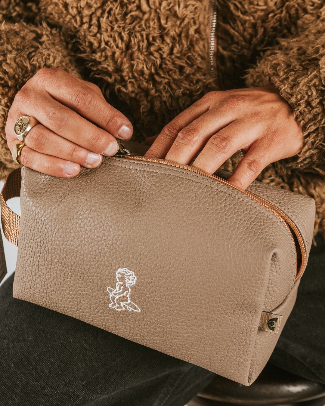 The Big Necessaire offers convenient packing for your trips or daily use.
Made from synthetic leather and treated with a liquid-resistant coating for added protection.