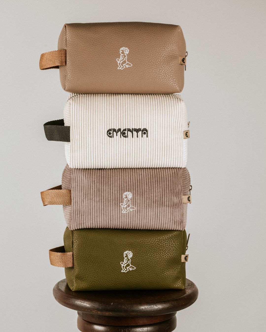 The Big Necessaire offers convenient packing for your trips or daily use.
Made from synthetic leather and treated with a liquid-resistant coating for added protection.