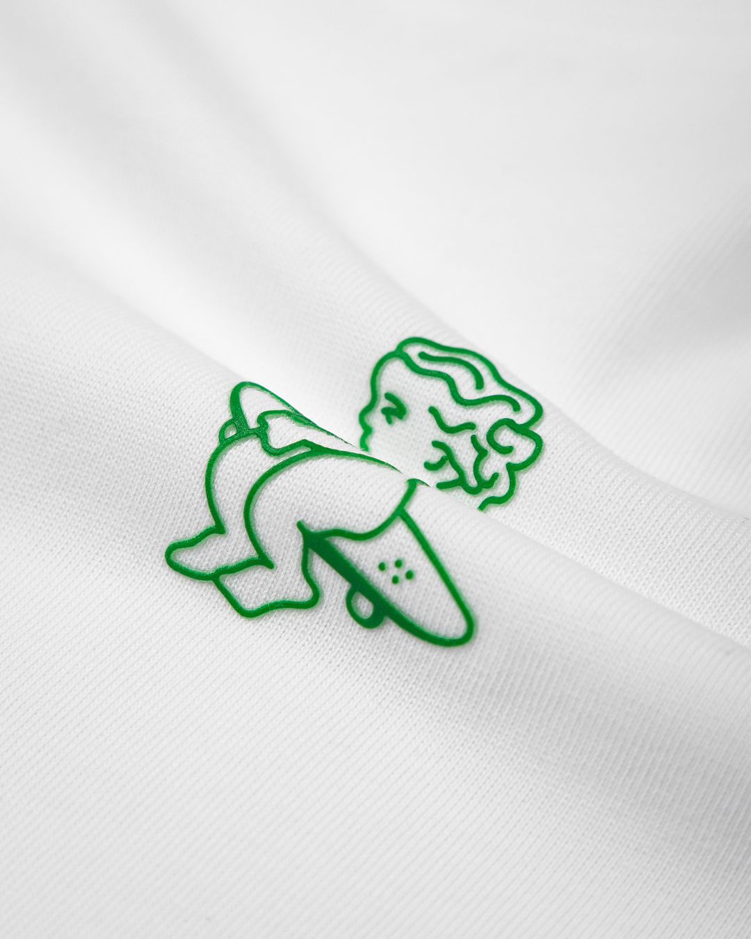 Made from 100% soft cotton, this plain white t-shirt is designed for comfort and durability. The green Ikon logo is subtly placed on the chest, adding a simple, recognizable detail. It’s built to hold its shape over time, making it a practical choice for everyday wear.