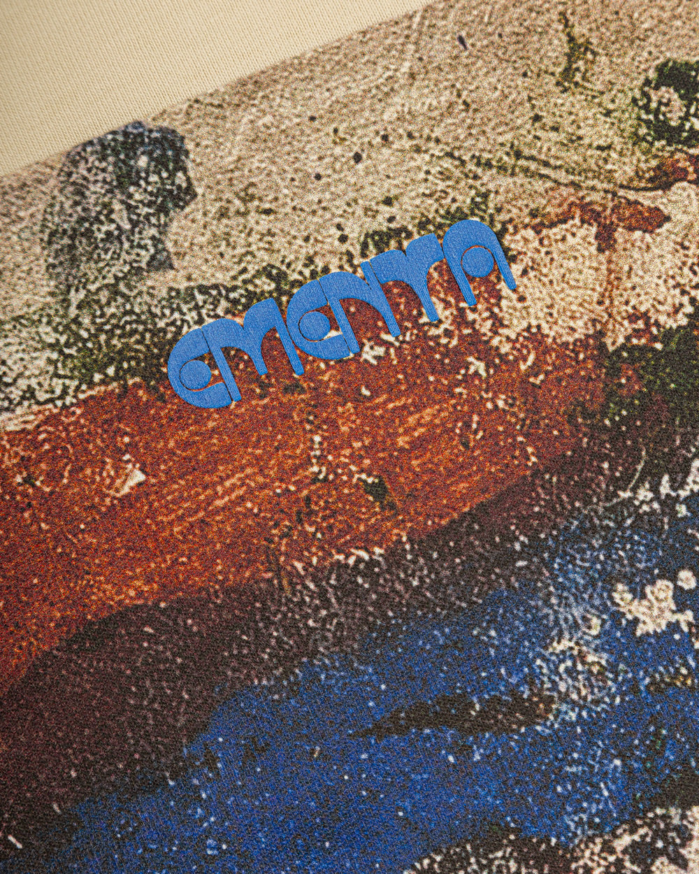 The Kápodi T-shirt in off-white features a striking front print, created through a hand-painted canvas made by an artist and later photographed and printed. Overlaid on this unique artwork is the Ementa dots logo in blue, adding a bold accent. Made from thick cotton for added comfort and a better fit, this unisex piece offers a regular fit, combining artistic craftsmanship with timeless style.