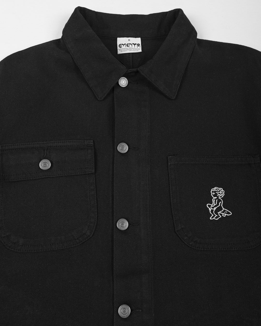 The Kit Ikon Twill Jacket in burgundy features a versatile and timeless design, made for durability and comfort.
Featuring a classic button-down front, a structured collar, wrist cuffs, chest pockets for functionality, and an embroidered design for added flair, this jacket is perfect for casual outings or workwear.