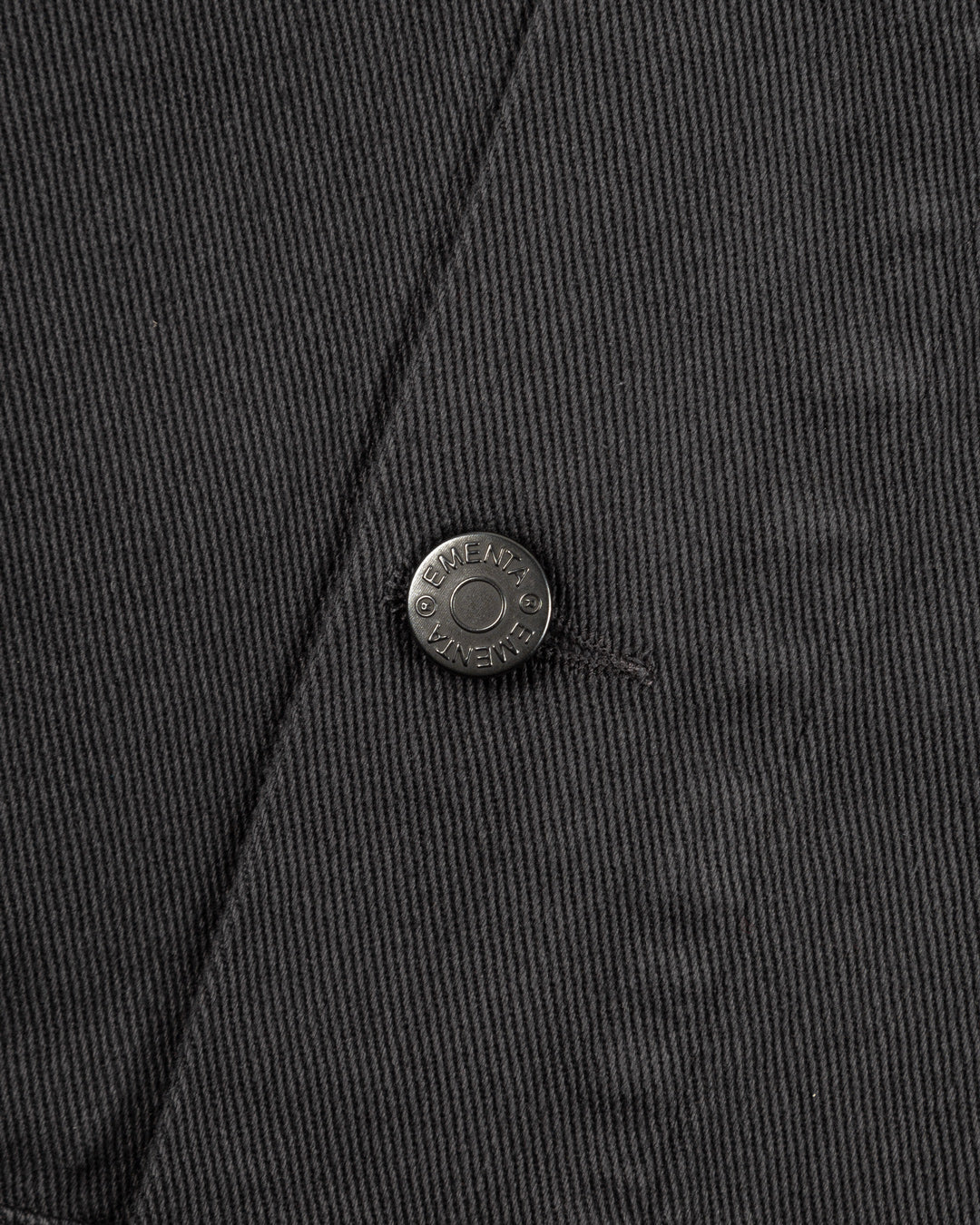 The Kit Ikon Twill Jacket in dark grey features a versatile and timeless design, made for durability and comfort.
Featuring a classic button-down front, a structured collar, wrist cuffs, chest pockets for functionality, and an embroidered design for added flair, this jacket is perfect for casual outings or workwear.