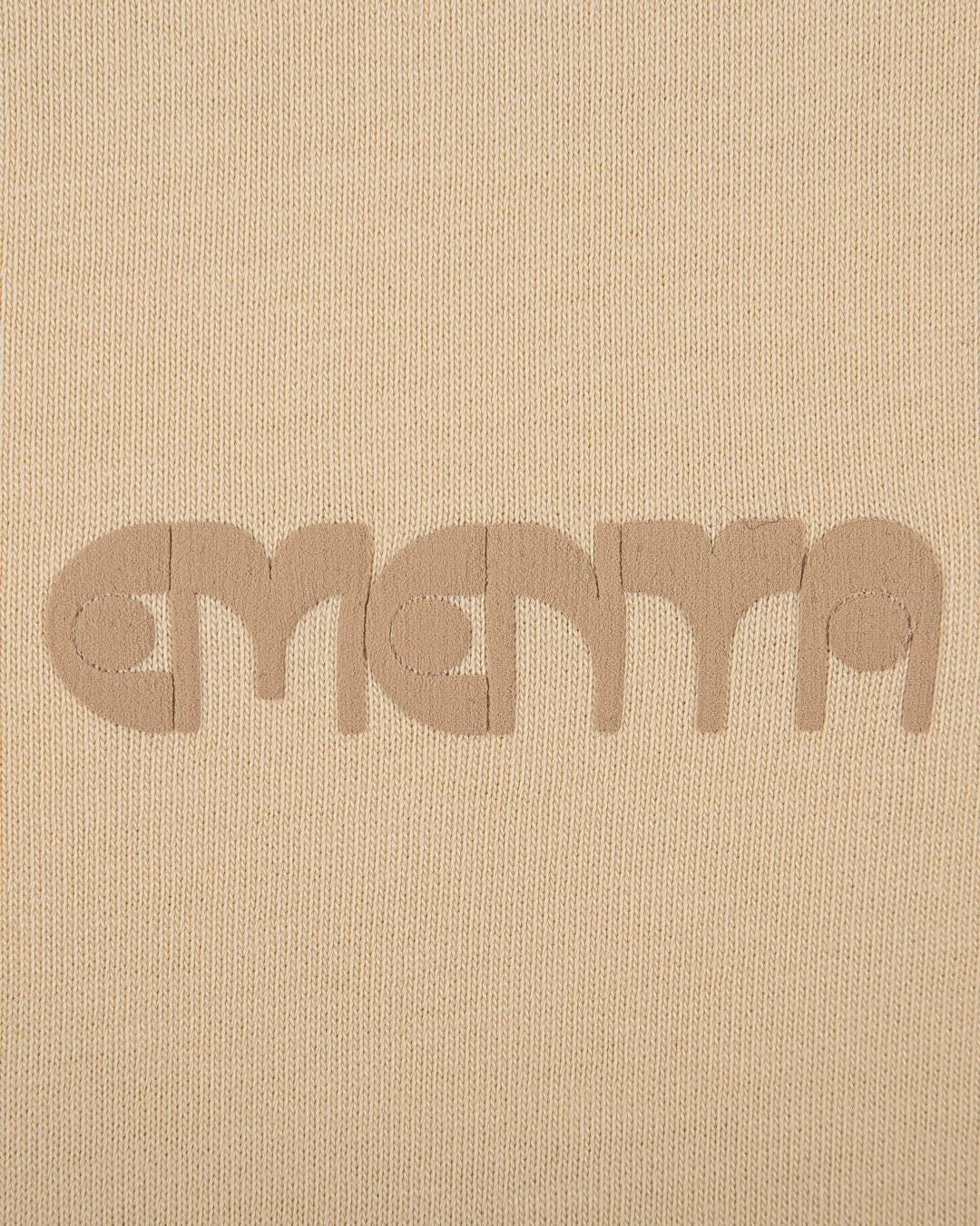 The Kuiabá T-shirt in off-white features the Ementa dots logo on the front and a unique artwork on the back, created by our artists through a hand-painted canvas design, later photographed and printed. Made from thick cotton for added comfort and a better fit, this unisex piece offers a regular fit, blending artistic expression with everyday wear.