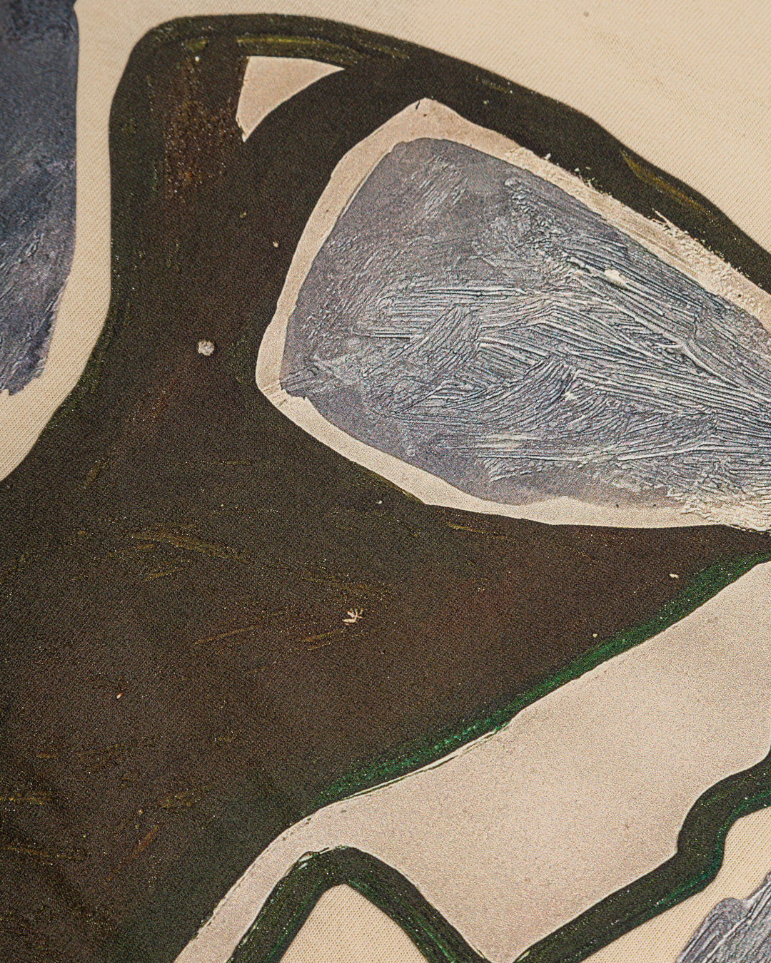 The Kuiabá T-shirt in off-white features the Ementa dots logo on the front and a unique artwork on the back, created by our artists through a hand-painted canvas design, later photographed and printed. Made from thick cotton for added comfort and a better fit, this unisex piece offers a regular fit, blending artistic expression with everyday wear.