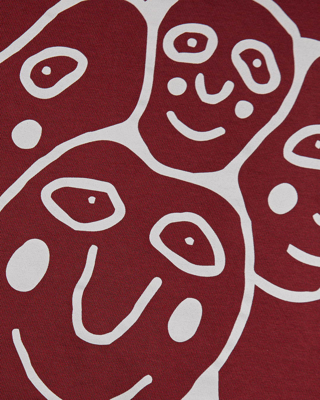 Artist Collaboration T-Shirt.
The Loyalty T-shirt in burgundy, features the Ementa logo on the front and an artwork from our latest artist collaboration on the back. It offers a regular fit, blending comfort with a creative design.