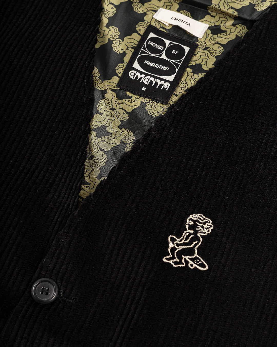 The Mandriola Ikon Corduroy Vest in black is crafted from premium corduroy fabric, this vest is treated with a liquid-repellent coating to offer practical protection while maintaining a stylish look. The design features an inside pocket for added convenience and an embroidered Ikon logo for a touch of distinction.
