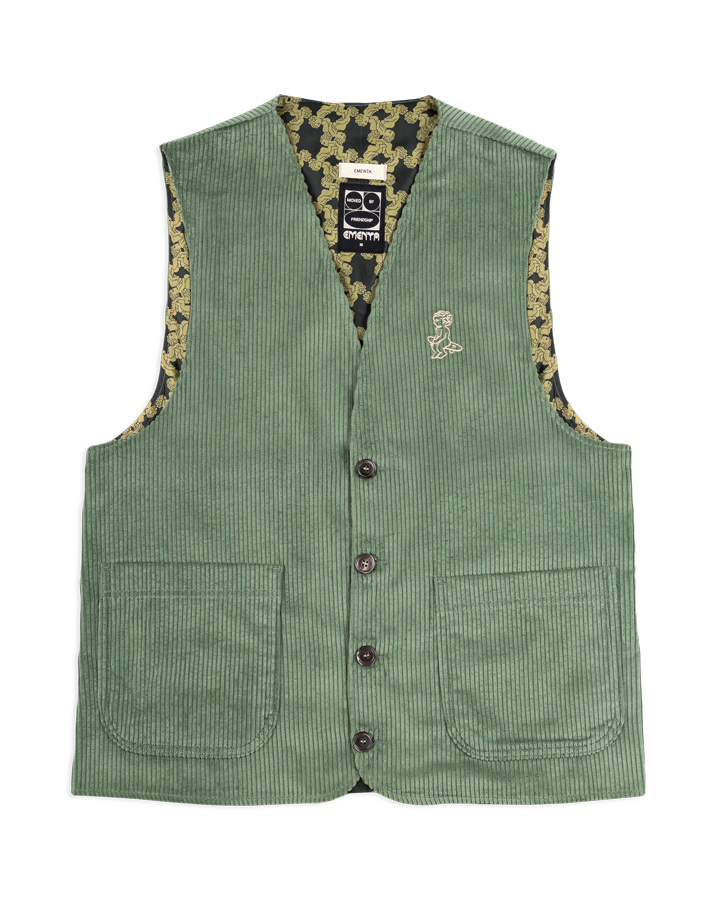 The Mandriola Ikon Corduroy Vest in black is crafted from premium corduroy fabric, this vest is treated with a liquid-repellent coating to offer practical protection while maintaining a stylish look. The design features an inside pocket for added convenience and an embroidered Ikon logo for a touch of distinction.