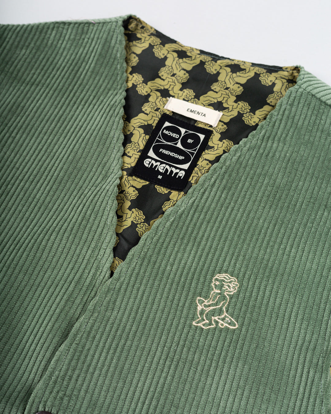 The Mandriola Ikon Corduroy Vest in black is crafted from premium corduroy fabric, this vest is treated with a liquid-repellent coating to offer practical protection while maintaining a stylish look. The design features an inside pocket for added convenience and an embroidered Ikon logo for a touch of distinction.