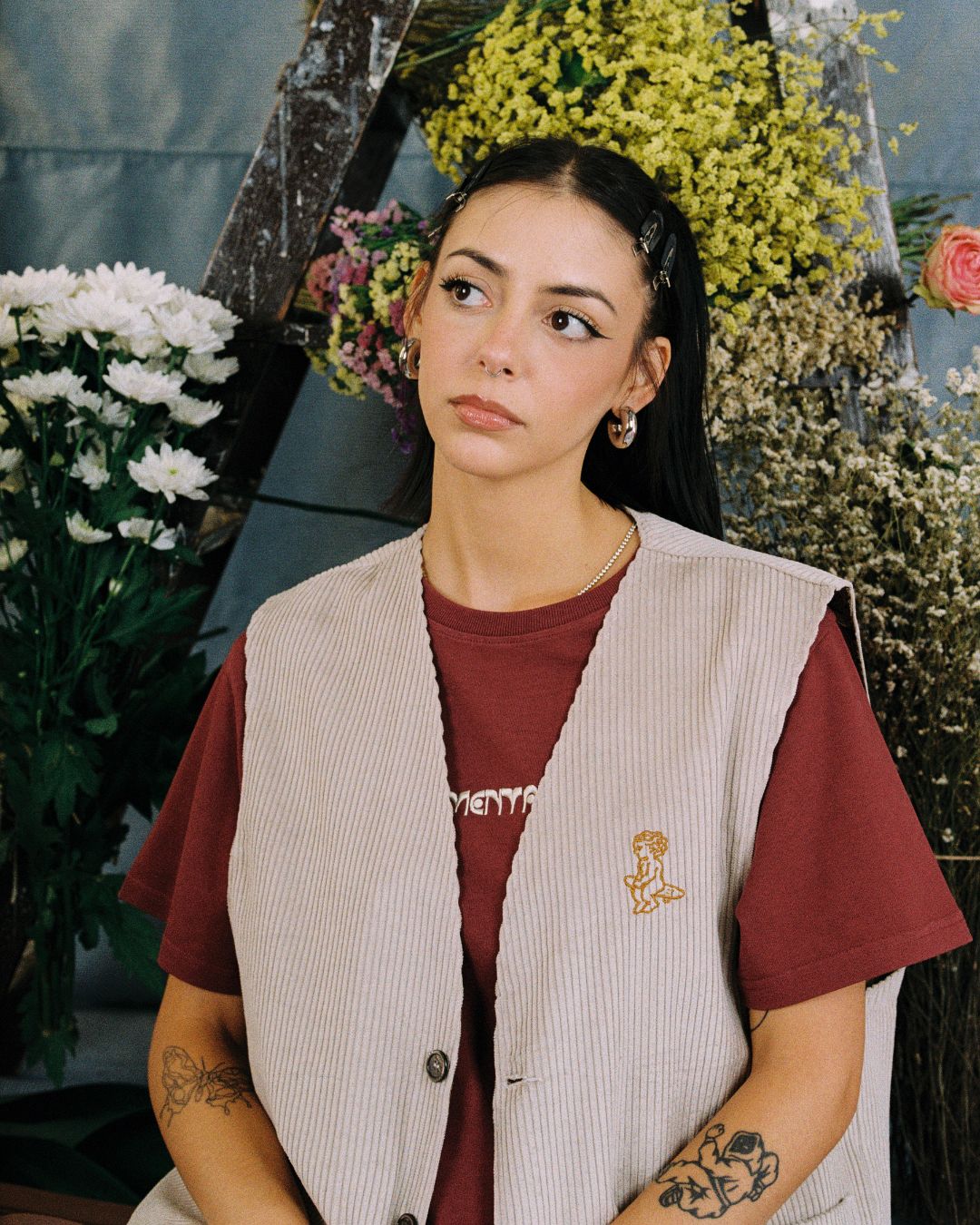 The Mandriola Ikon Corduroy Vest in off-white is crafted from premium corduroy fabric, this vest is treated with a liquid-repellent coating to offer practical protection while maintaining a stylish look. The design features an inside pocket for added convenience and an embroidered Ikon logo for a touch of distinction.